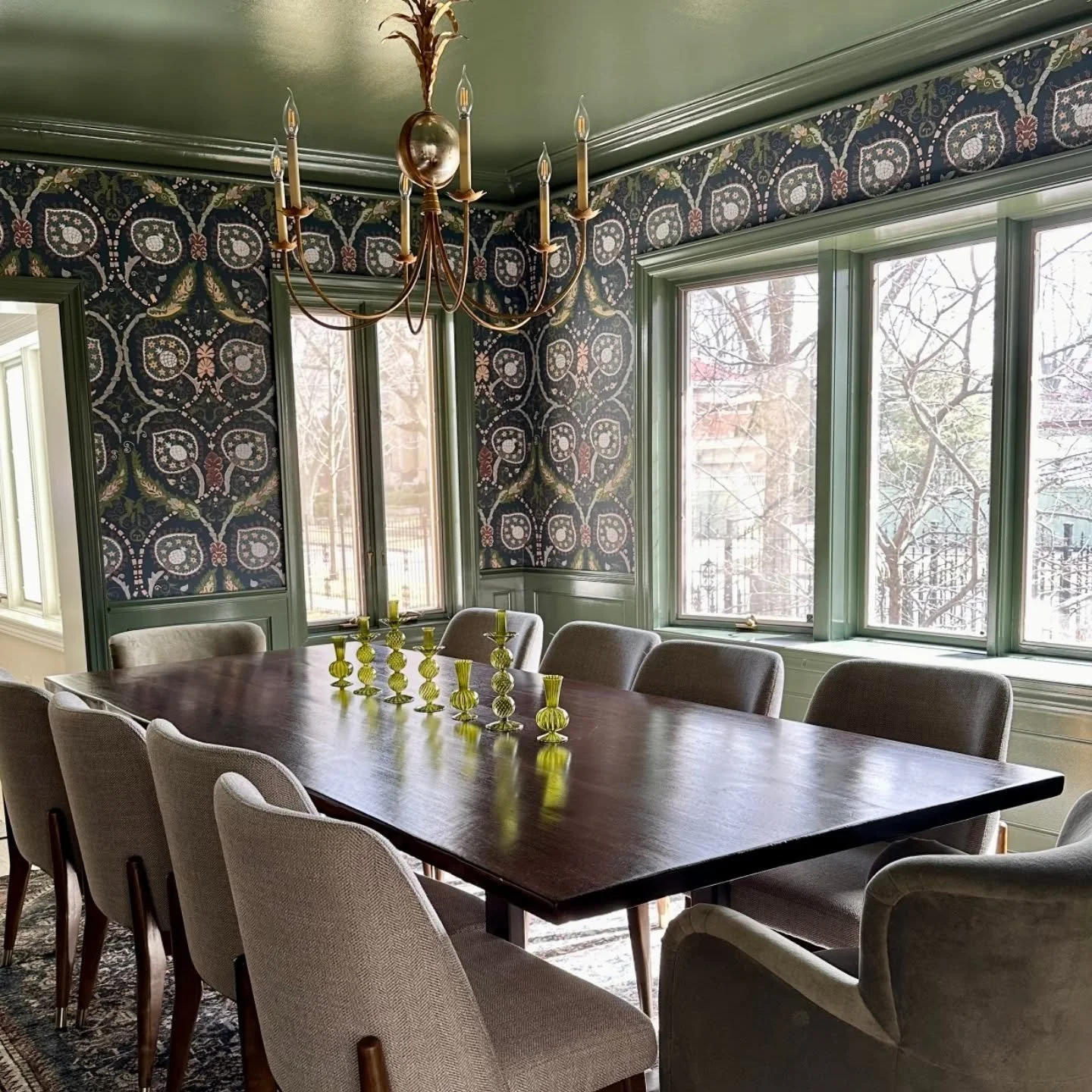 Dining room ready for the holidays ✅️

#diningroomdesign #diningroomrenovation #diningrenovation #holidayready #homerenovation #interiordesign #interiors #homedesign #homedesign #jakearnold #thibaut #thibautwallpaper #benjaminmoore #crateandbarrel #a