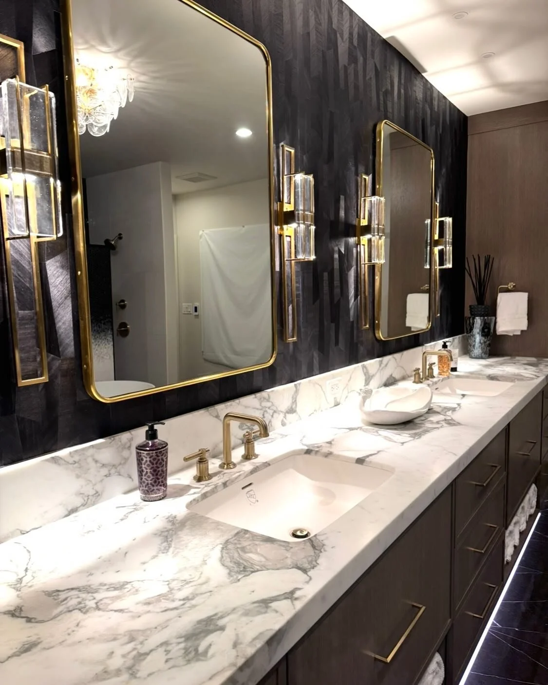 A sneak peak of a gorgeous primary bath as one of the many highlights of this incredible full home reno project. Professional pics to come! @curlywillowinteriors @artistictilechi @phillipjeffriesltd @visualcomfort #🔥 #primaryreno #mosaics #ombre #bl