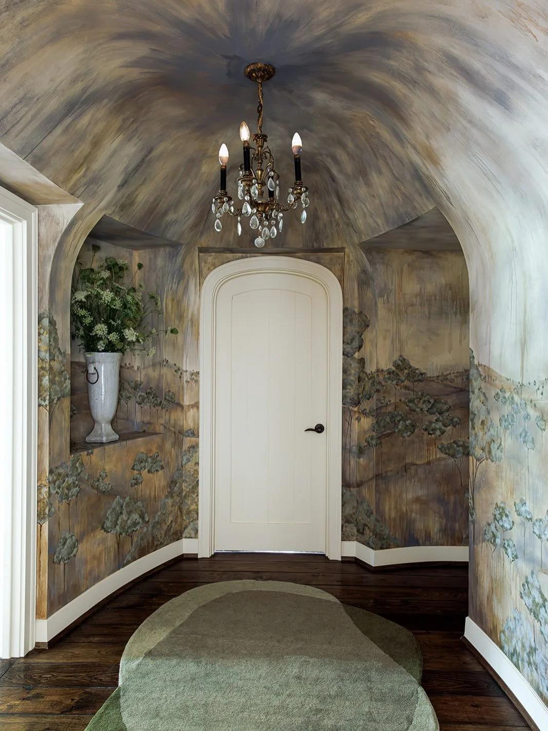 When the walls are begging for it we bring it @curlywillowinteriors ✨#vestibulefashion #muralart #tuscanvibes #refresh #hinsdaleinteriordesign