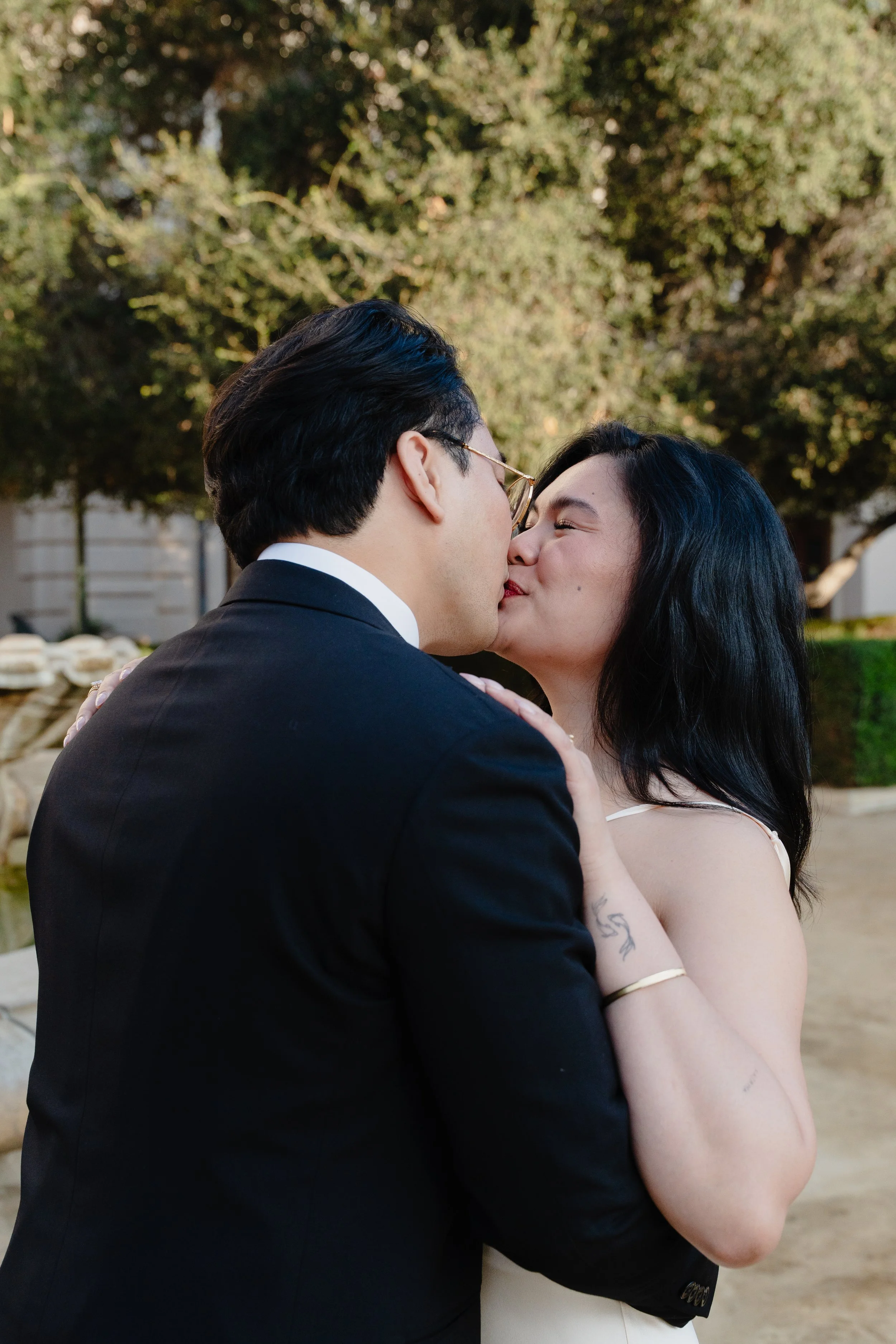Couple kissing in the courtyard at sunrise at Pasadena City Hall during their Cakewalk elopement.