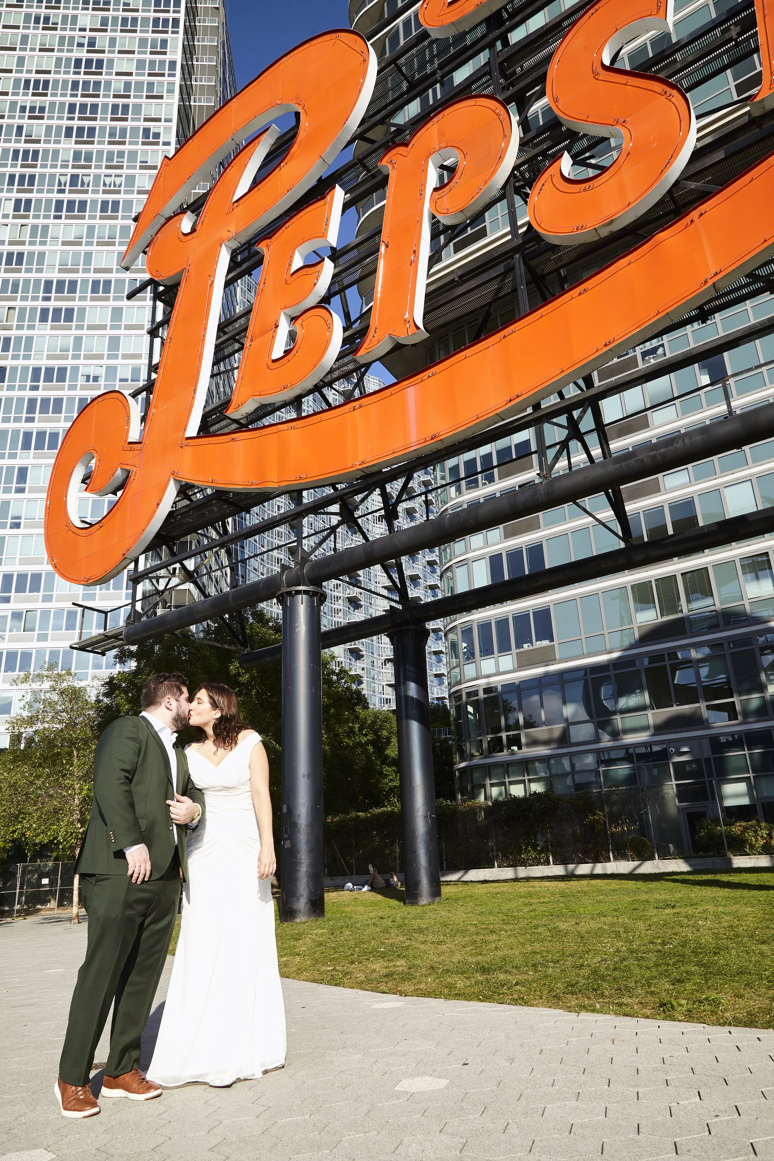 Couple kissing outside Tiffany and Co in NYC during their Cakewalk elopement