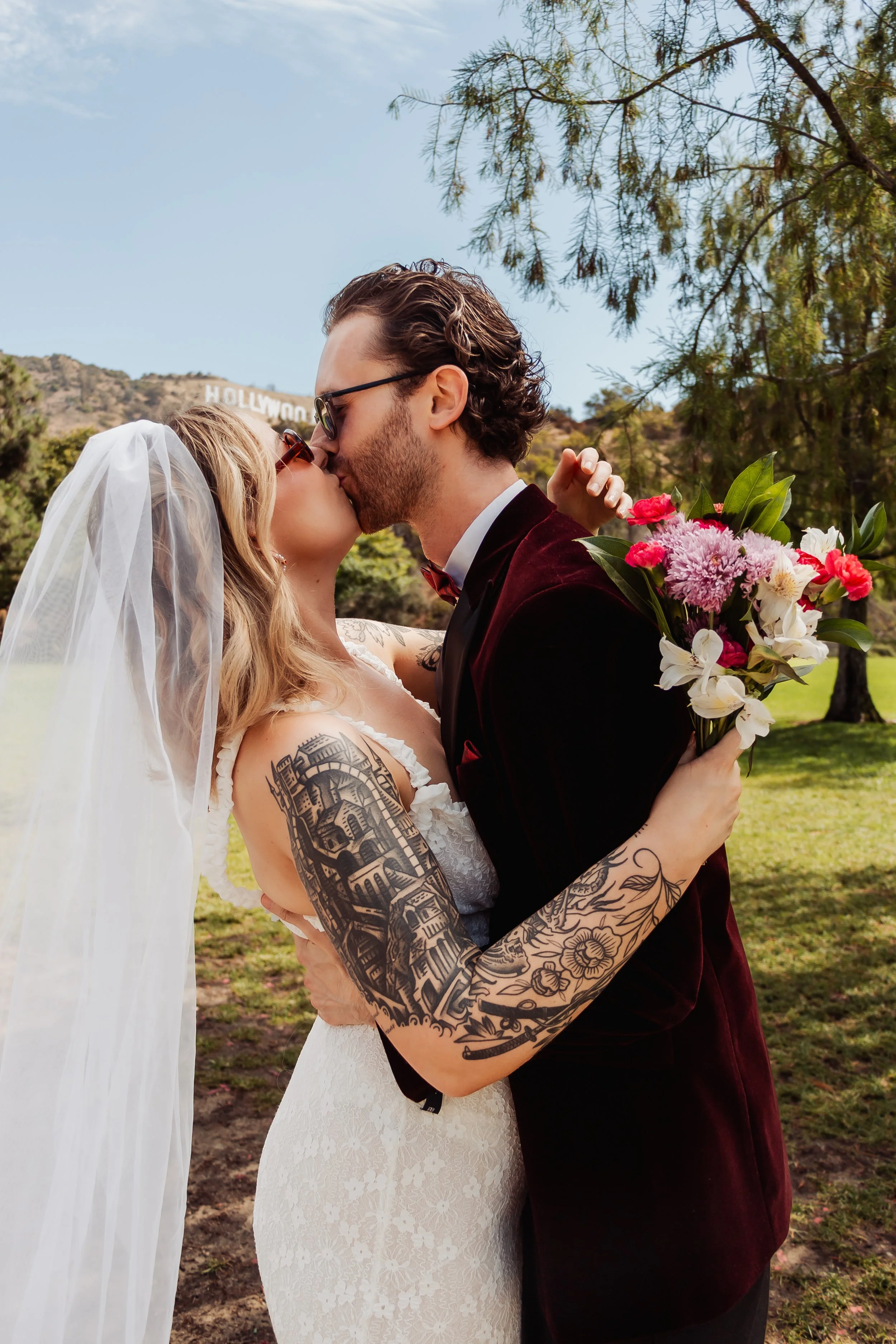 Couple getting kissing at Lake Hollywood Park during their Cakewalk elopement.