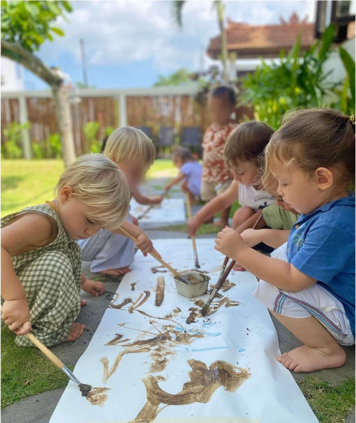 Mud Play 💫 Mud is open-ended, textured, moldable, and oh-so-satisfying to squish! It invites children to invent stories, recipes, buildings, and entire imaginative worlds. Because sometimes&hellip; the best art supplies come from the earth 🌿

#anak