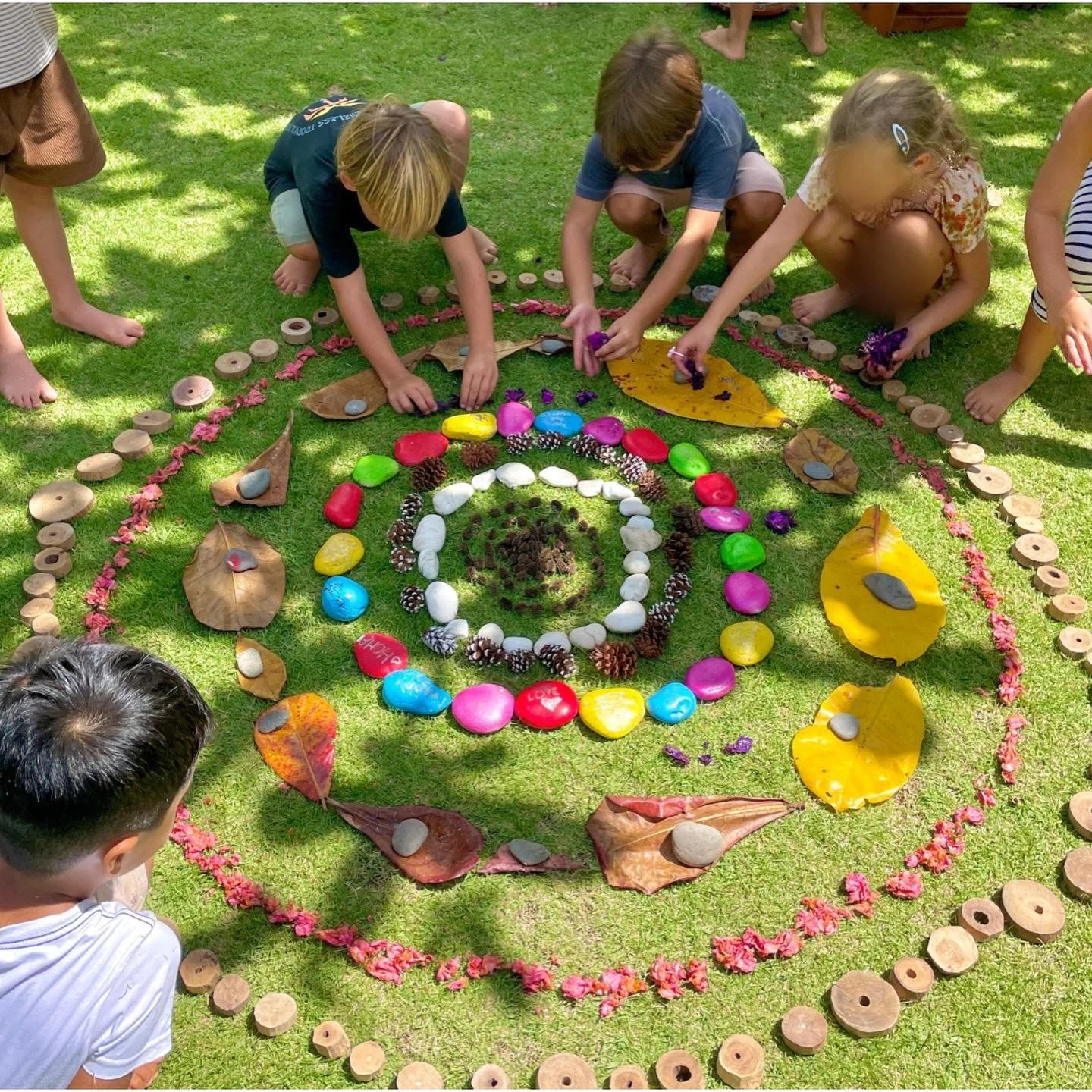 Creating a Mandala is an experience rooted in the present moment 🌺🌼🌷

#anakatelier
#theanakatelier
#greeneducation
#greencitizens
#sustainablecitizens