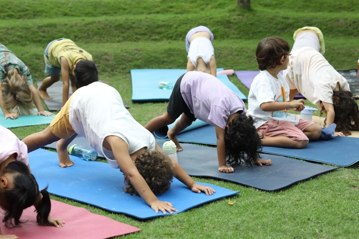 🐶Downward Dog isn&rsquo;t just a pose, it&rsquo;s a reminder that we are capable, grounded, and strong. And when we learn that early&hellip; We carry it for life🐾💛

#mindful
#mindfulmoments
#mindfulkids
#mindfulschools
#anakatelier
