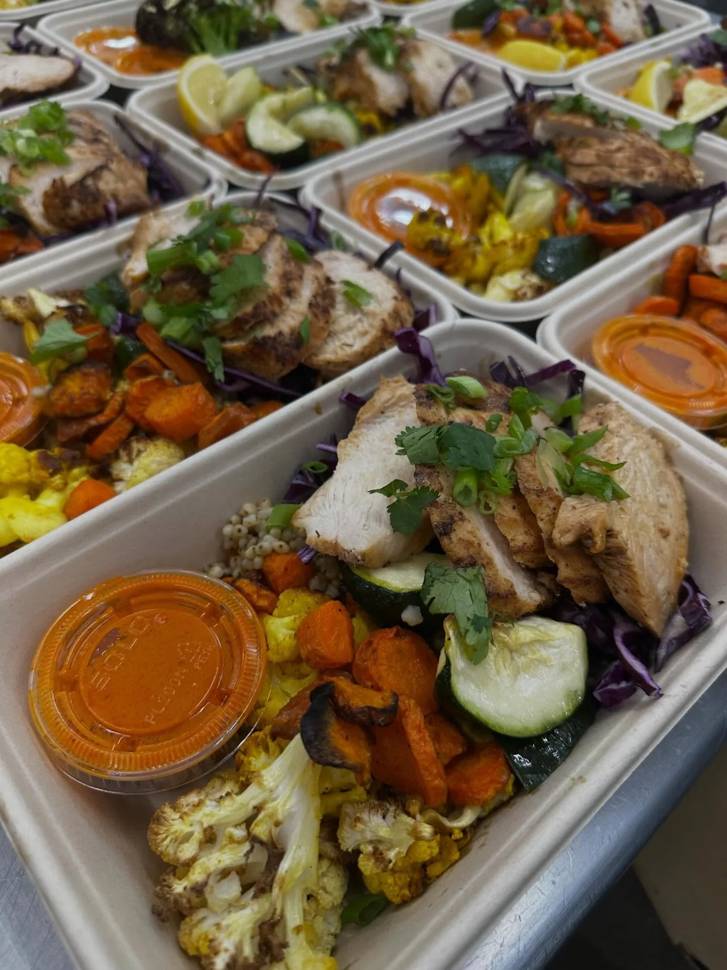 A picture from today&rsquo;s production. Always made fresh, from scratch and with high quality ingredients. Eat you colors = get lots of nutrients! 🌈 

#nutrientdense #madefresh #madefreshfromscratch #nycmealprep #nycfoodie