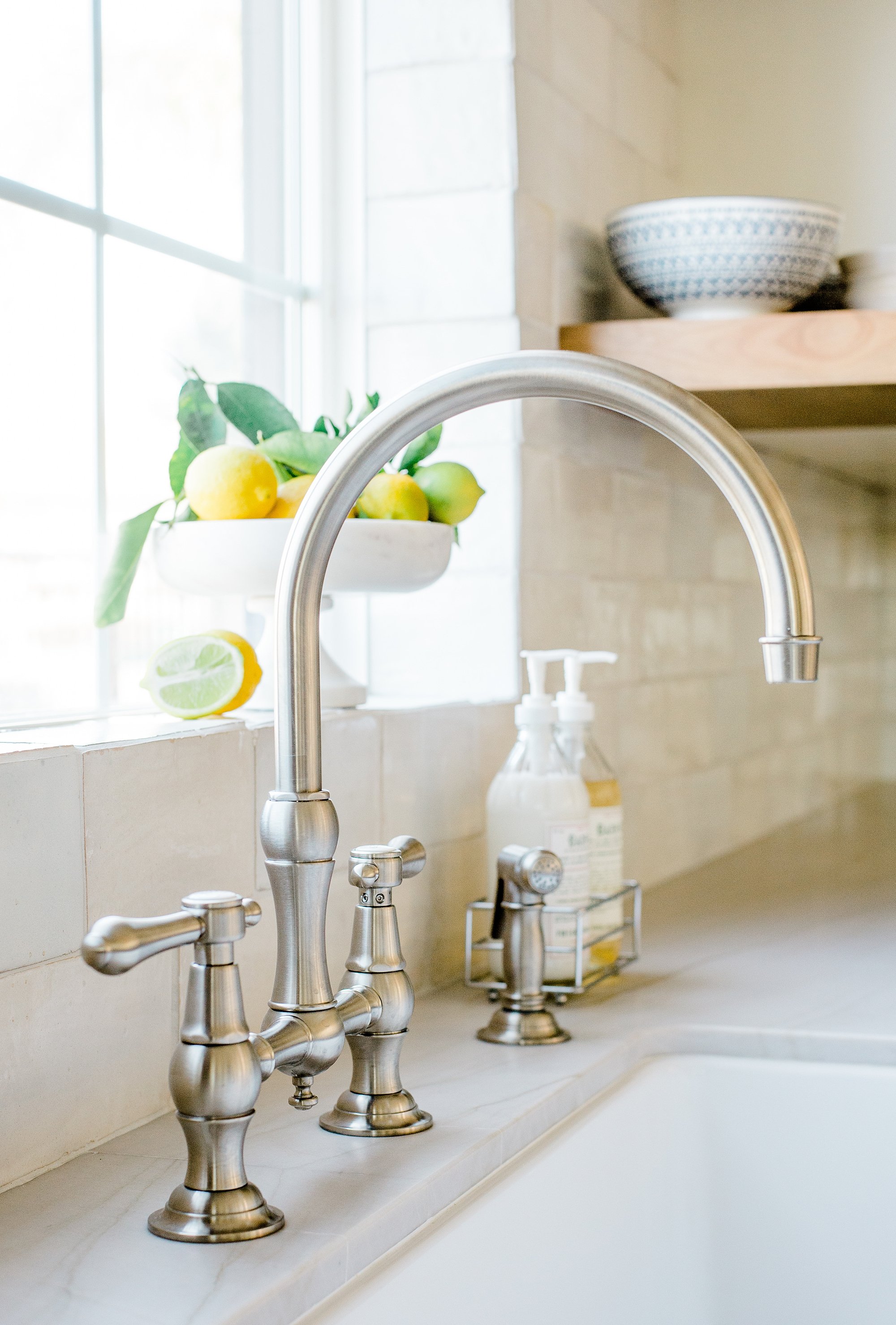  Curved sink hardware adds elegance to the kitchen space  