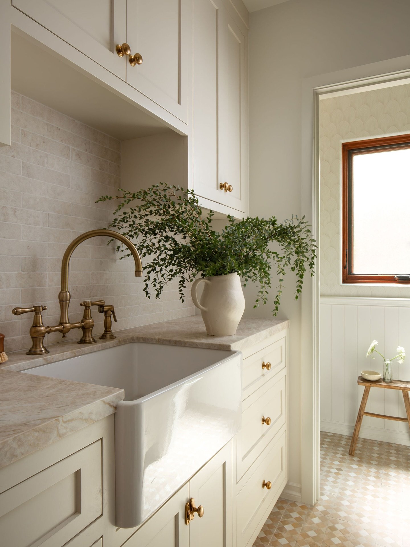 This laundry room 🧺 was carved out of what once was a guest bath. With only a small footprint to work with, thoughtful planning and creative design transformed it into a functional laundry space plus the prettiest little powder.

So thankful for @xo