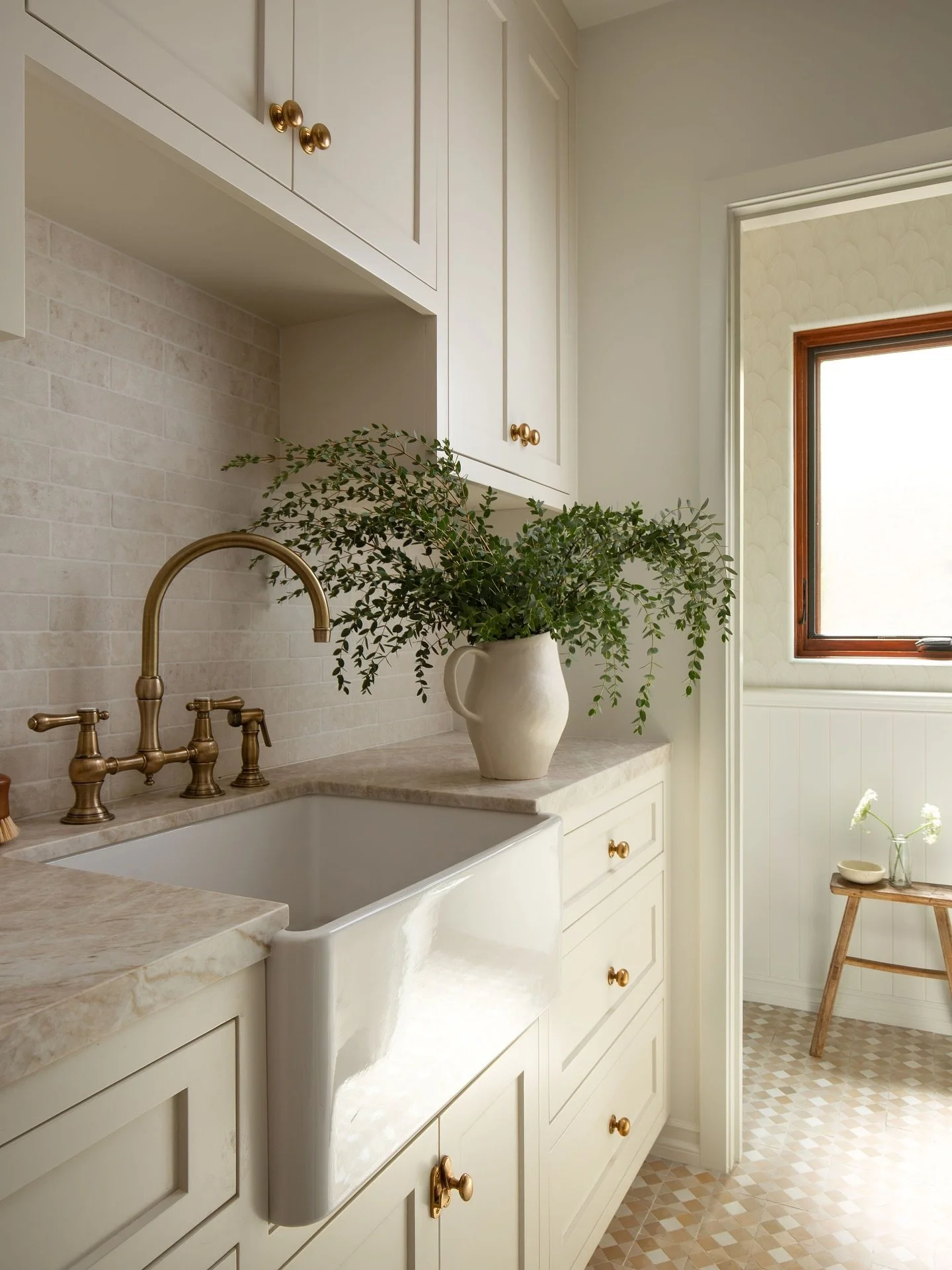 This laundry room 🧺 was carved out of what once was a guest bath. With only a small footprint to work with, thoughtful planning and creative design transformed it into a functional laundry space plus the prettiest little powder.

So thankful for @xo