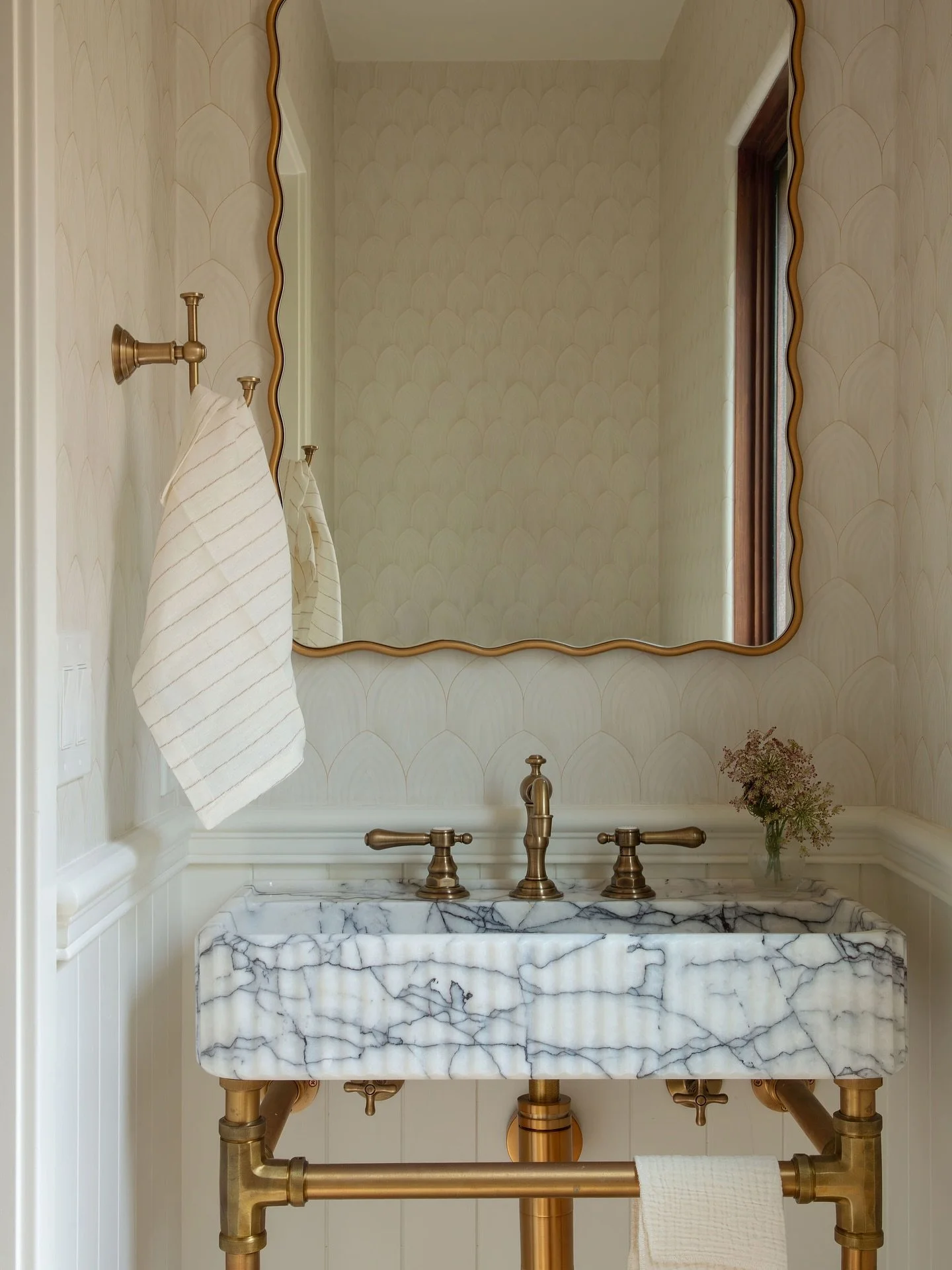 Sharing this powder room from our Villa Serena project &hellip;a room meant to surprise you with sculpted marble, warm brass, subtle curves, and soft layered wallpaper. Not gonna lie, we love this one 🤍

Design | @kerimichelleinteriors 
Photographer