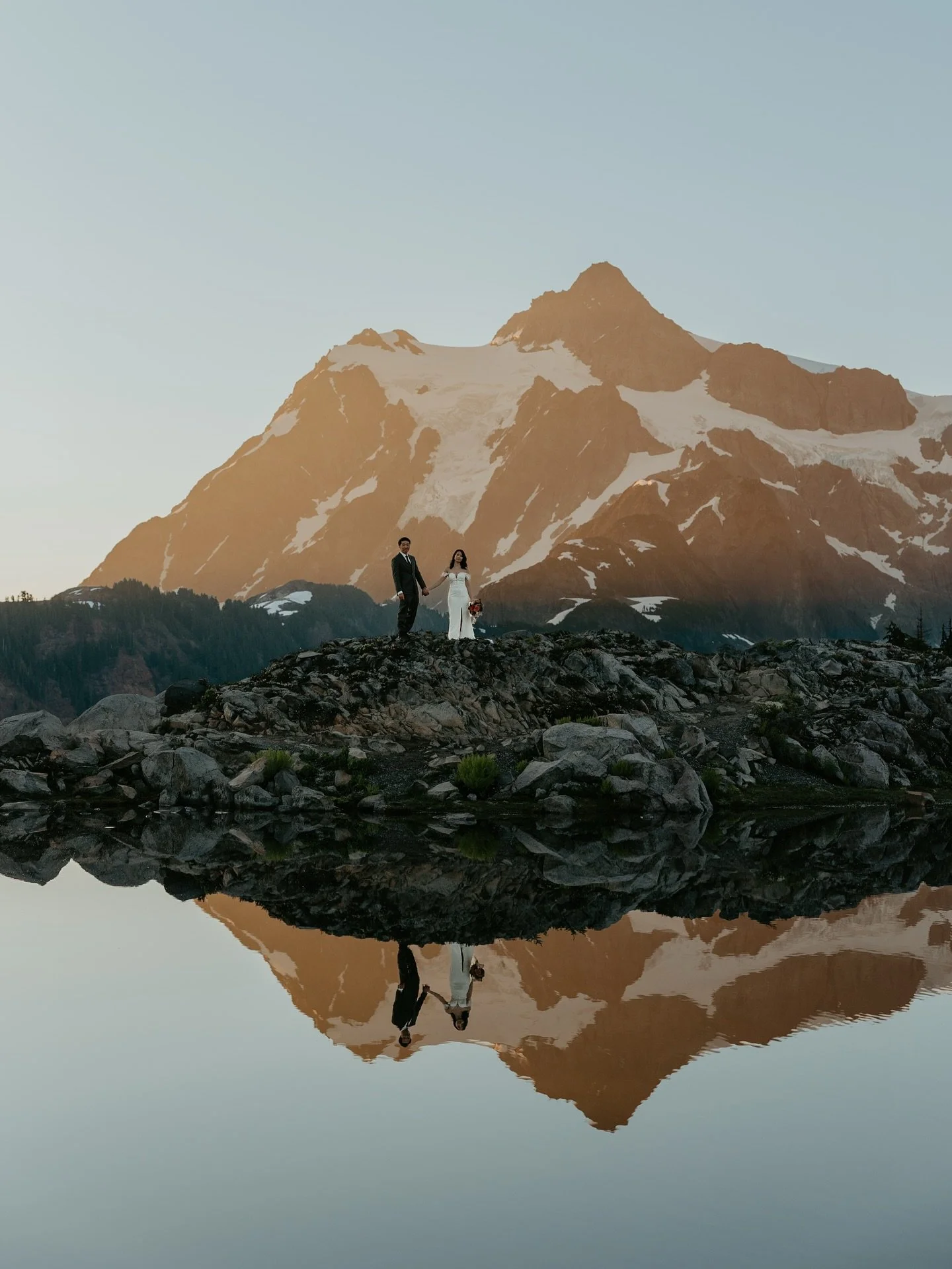 ⏰ Would YOU set a 2:00am alarm for photos like these? (Hint: if privacy is crucial for you, this just might be the elopement day hack)

I know, I know, it&rsquo;s EARLY AS HELL 😴 But when I tell you that we saw *maybe* 5 other people on the trails a