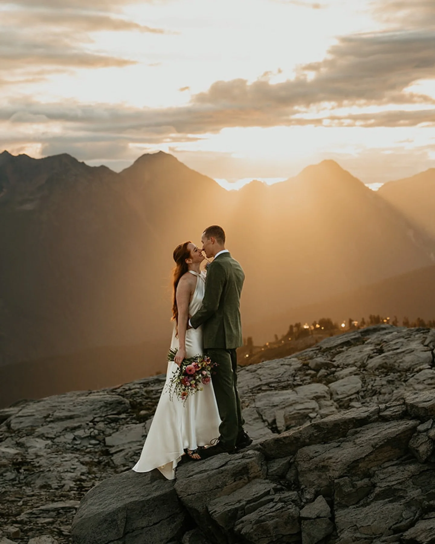 Sunrise hike? ✅
Family time? ✅
Mountains? ✅
Solitude? ✅
Forests? ✅
Alpenglow? ✅

Yeah, you really *can* have it all 💃🕺🏻

V+G managed to fit eeeeeeeeverything they wanted into their day and never had to rush on to the next thing without slowing dow