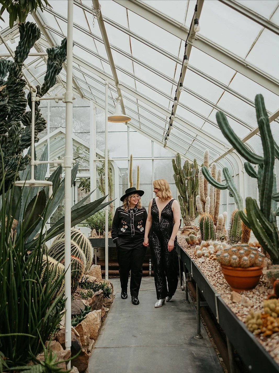 Something a little bit different on my feed today! This intimate wedding in Seattle was just *chefs kiss*. From a ceremony at Volunteer Park Conservatory all the way to ending the night with street dogs on Capitol Hill, these two spent the day with t
