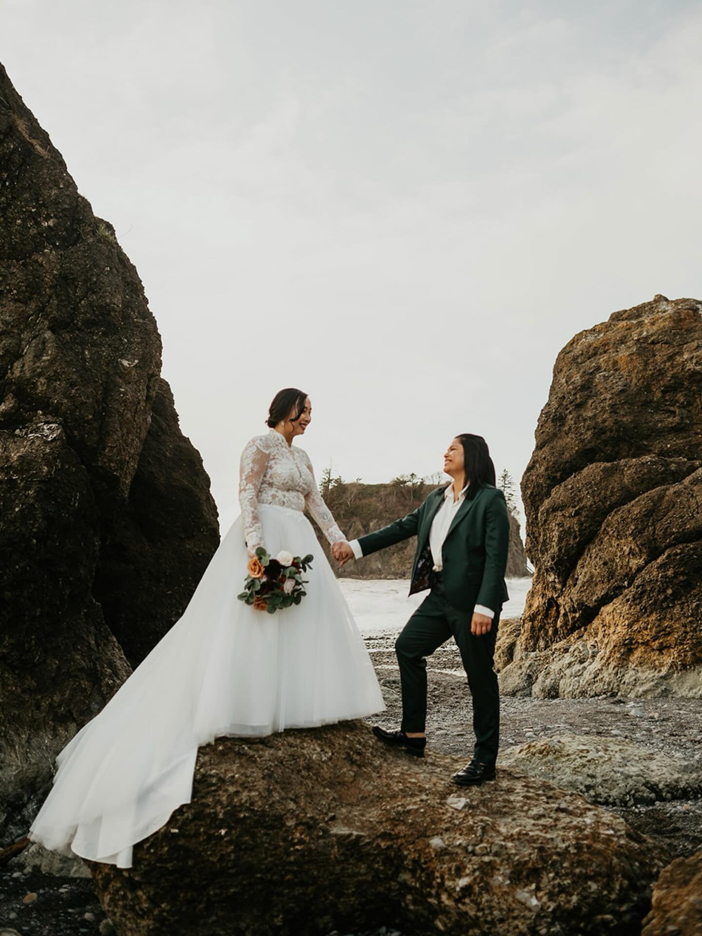 If you&rsquo;re considering an elopement on the coast of Washington, picturing sandy beaches, warm water, and calm waves&hellip; I&rsquo;m gonna gently reset that expectation 😌

Locations like Ruby Beach are almost the exact opposite - you&rsquo;ll 