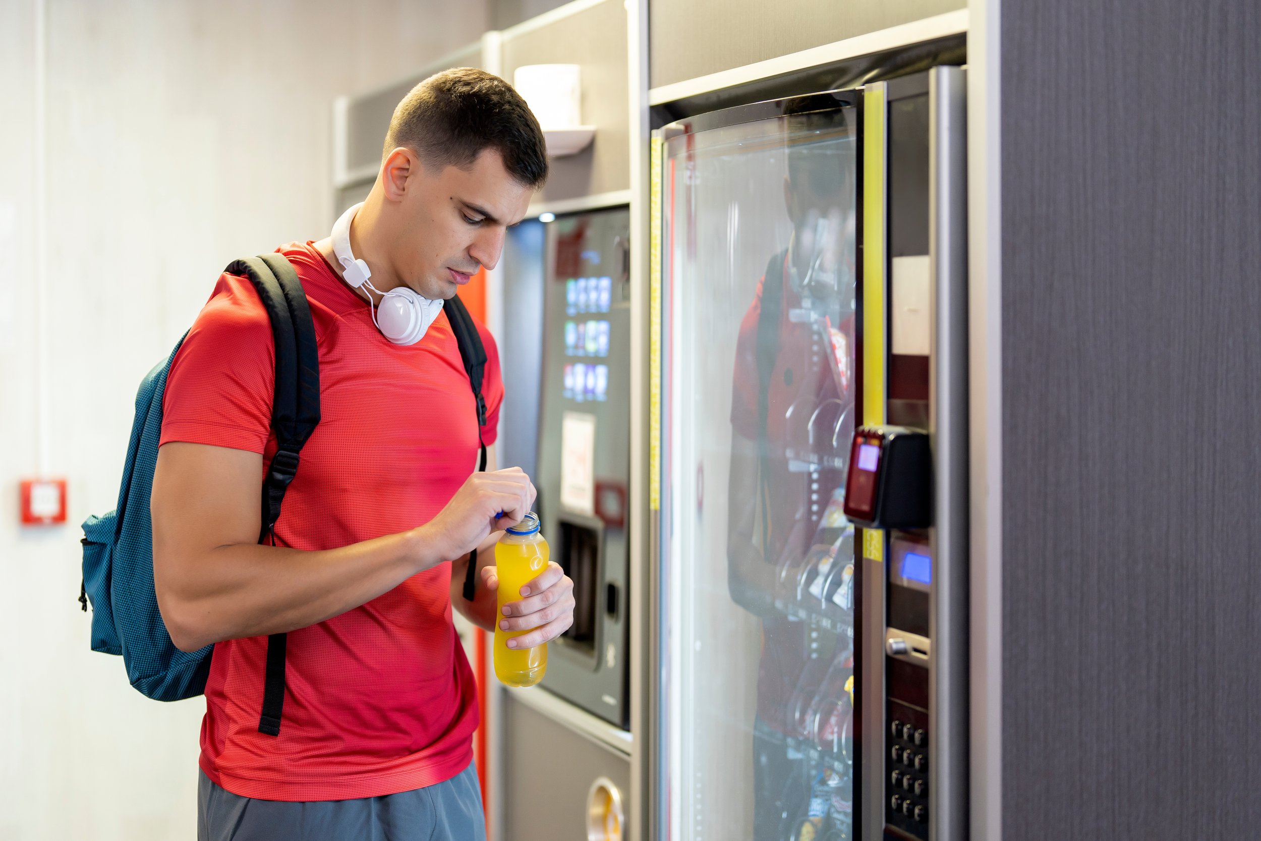 AI Smart Cooler vs Traditional Vending Machine: Which Should You Buy?