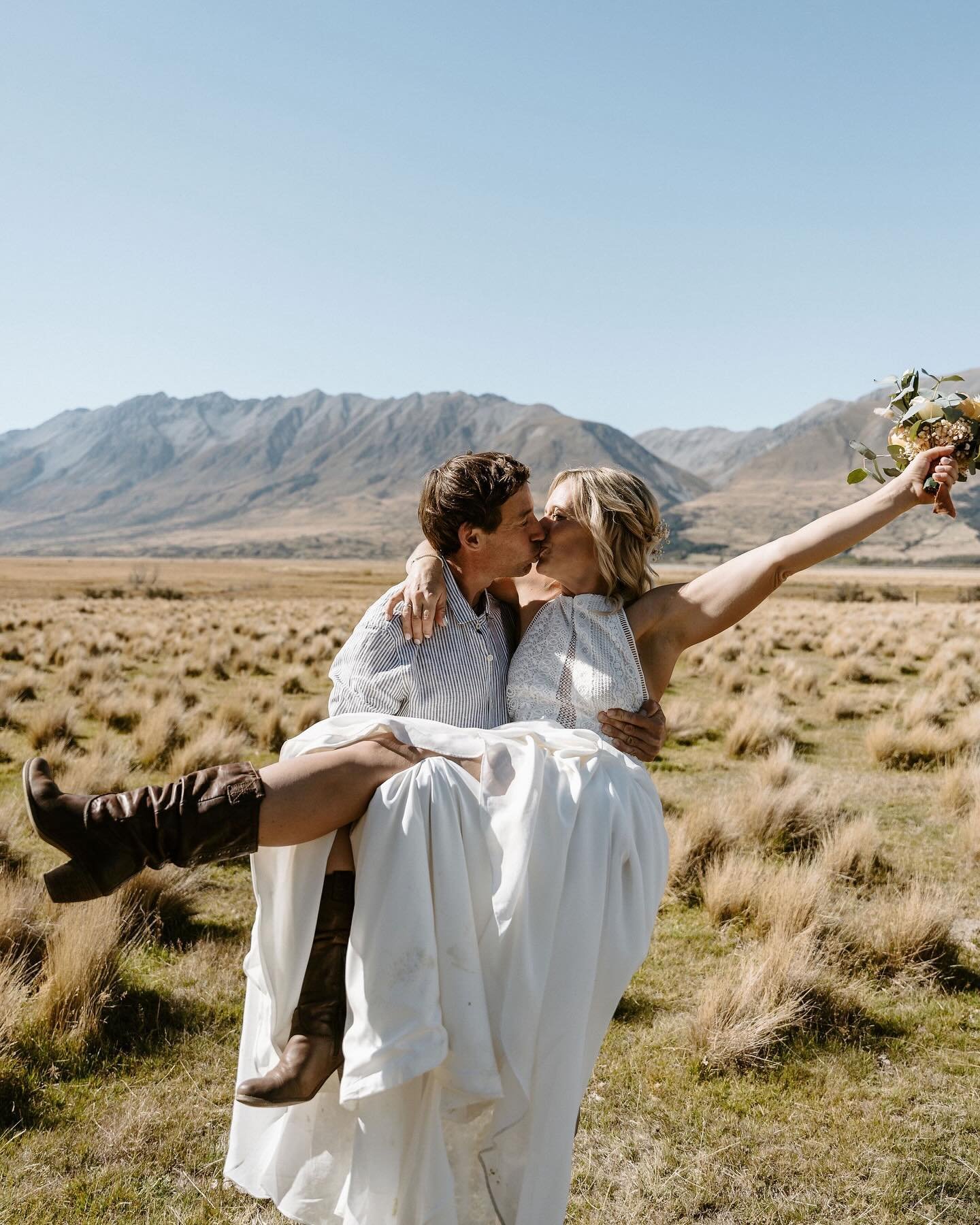 Bie &amp; Steve spontaneously decided to elope at the Temple Cabins in Ohau, with only a few weeks to plan everything. Their day was relaxed and fun, with their two adorable kids and closest friends as witnesses at this beautiful cabin in the middle 