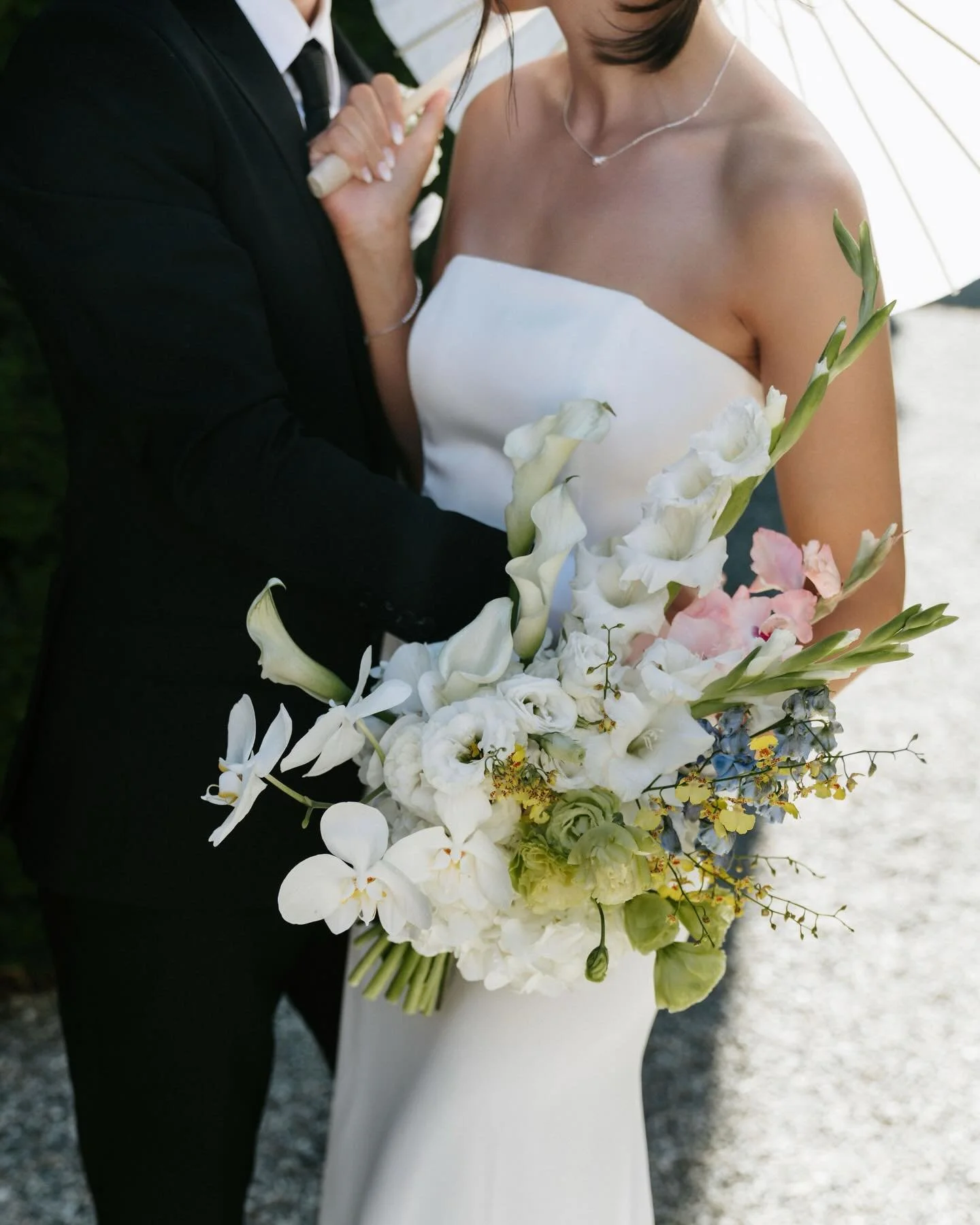 Stunner of a day for B&amp;C at the Winehouse, Queenstown. 🤍

Venue: @winehousenz 
Flowers: @bespokeweddingsandevents 
Cake: @offpistecakery 
Hair: @crewstylists_queenstown 
Music: @mountainbeatsdjco