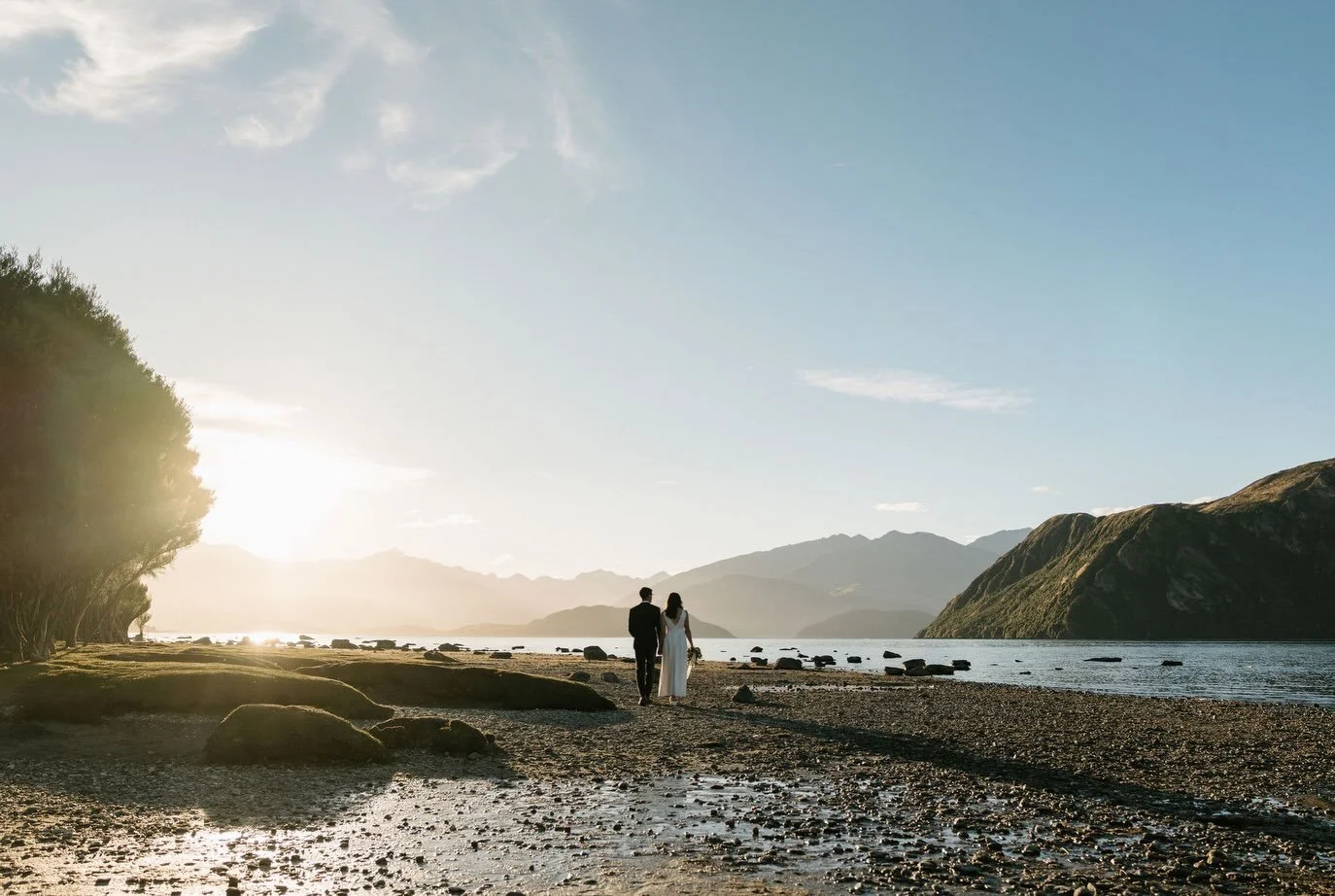 Sunset elopements with epic humans &mdash; manifesting more of this please.✨ 

Photography: @annekelisaphotography 
Celebrant: @siobhainthecelebrant 
HMU: @skpmakeup_hair 
Flowers: @thejoyfarmer

#wanakaelopement #wanakaelopementphotographer 

🎞️✨