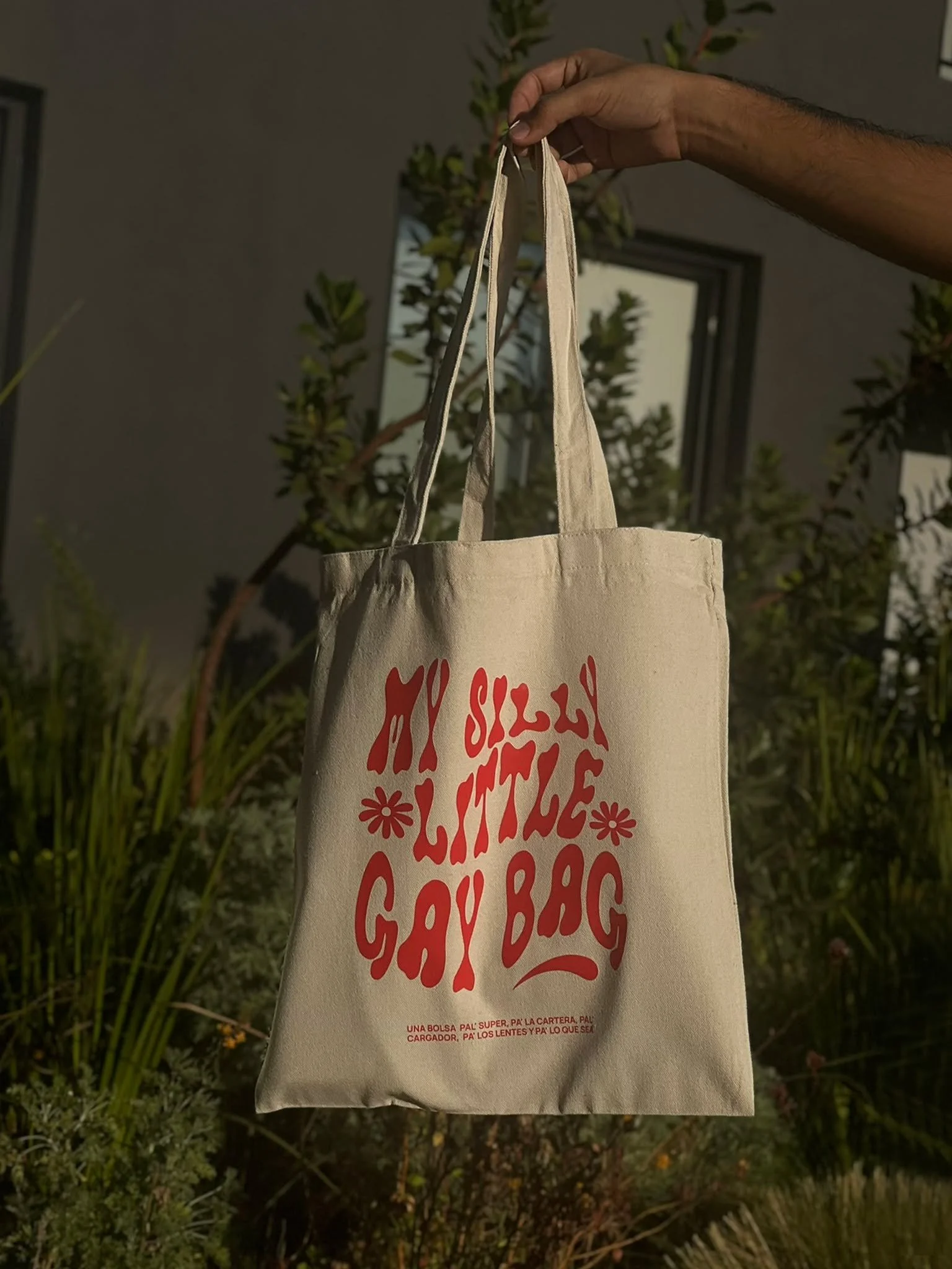 🎒✨ MY SILLY LITTLE GAY BAG lleg&oacute; para acompa&ntilde;arte en TODO.
Pa&rsquo;l s&uacute;per, pa&rsquo; la cartera, pa&rsquo; los lentes, pa&rsquo; lo que sea 🌈💅

Disponible en negro y crudo con dise&ntilde;o full actitud 🔥
Ll&eacute;vala con