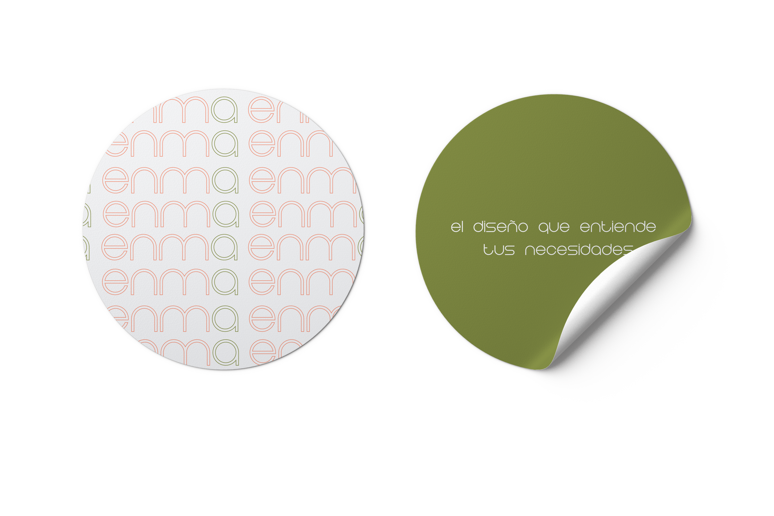 Diseño de logotipo con repetición de la palabra 'emma' en colores blanco, rojo y verde, y texto en una hoja verde que dice 'el diseño que entiende tus necesidades'. Diseñador gráfico.