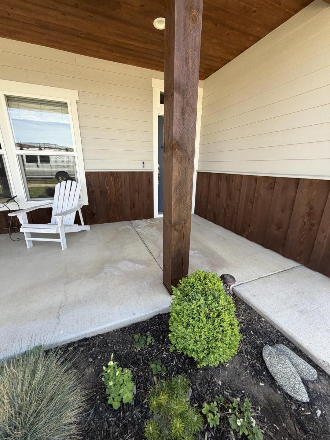 exterior-house-staining-column-landscaping-central-oregon.jpg