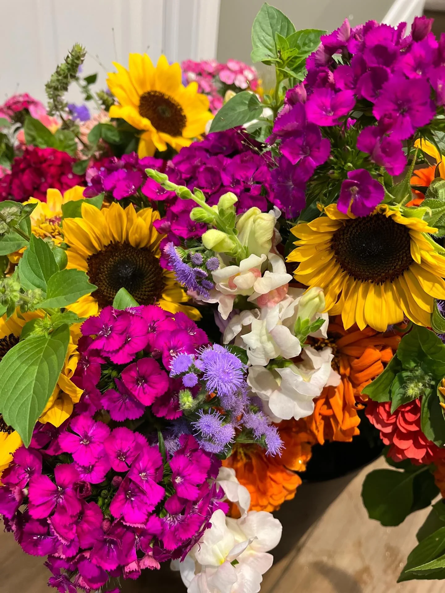 Our hand-tied bouquets will be at the Cosmos gift shop this weekend @grayesgreenhouse! Come grab a bouquet and check out the adorable gift shop and starting this weekend they&rsquo;ll have antiques, too! 

Hours: Sat 10a - 5p &amp; Sun 10a - 4p

📍88