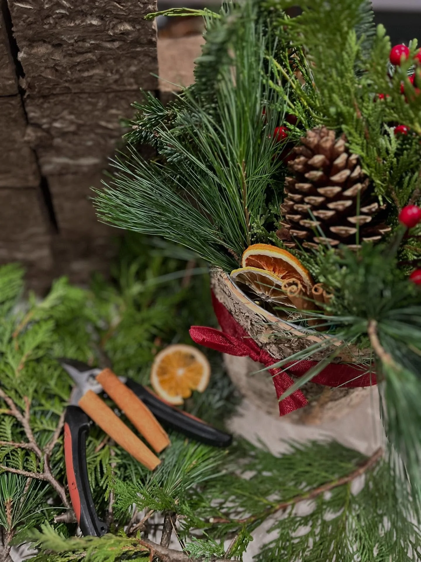🎄 Holiday greens that last and smell amazing! ✨

Our handmade, locally crafted arrangements start with fresh Michigan &amp; western evergreens, arranged in Agrawool (a sustainable floral foam alternative) to stay hydrated. We finish with a non-toxic