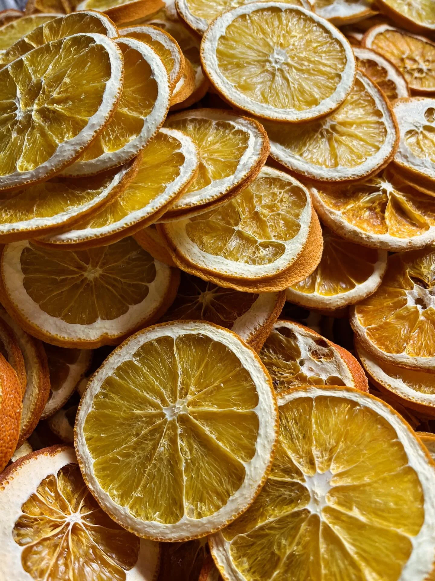 I love dried oranges 🍊 mixed with holiday greens. I&rsquo;ve been drying different types of oranges over the last few weeks for our upcoming holiday greens workshops. Workshop details below &amp; link to purchase tickets in our bio. 

Holiday Door S