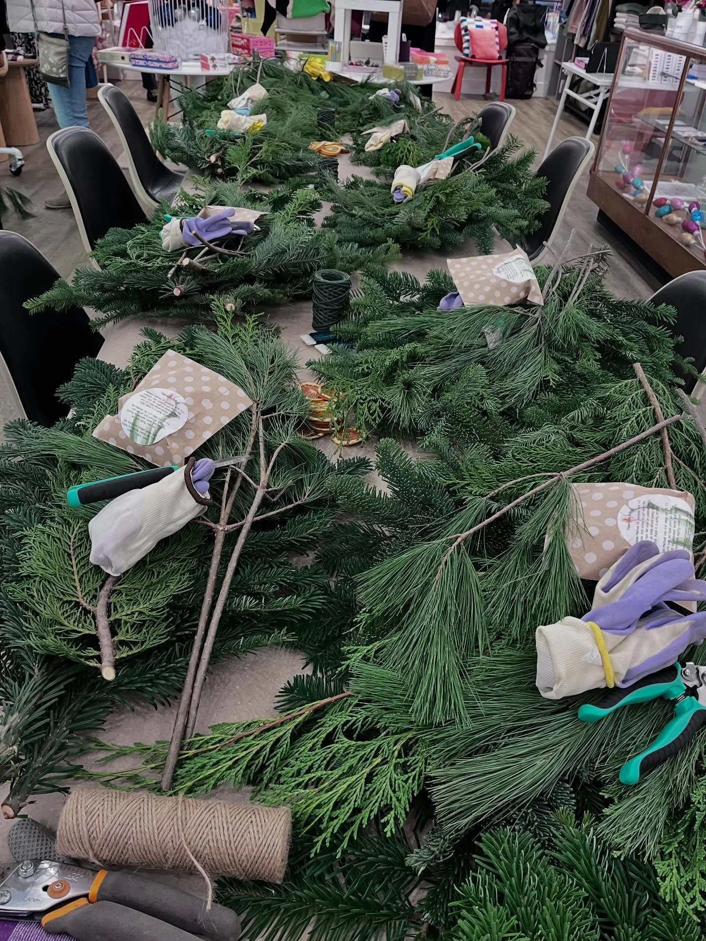 Thanks for hosting our holiday door swag workshop @shopvidavoyager It was such a fun night!