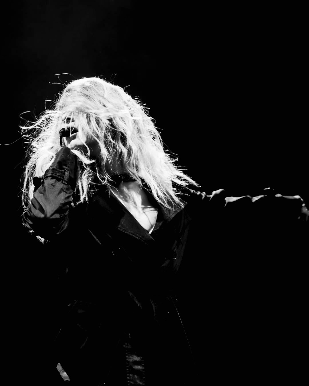 Addison Rae - black coat - 29_12_25.jpg