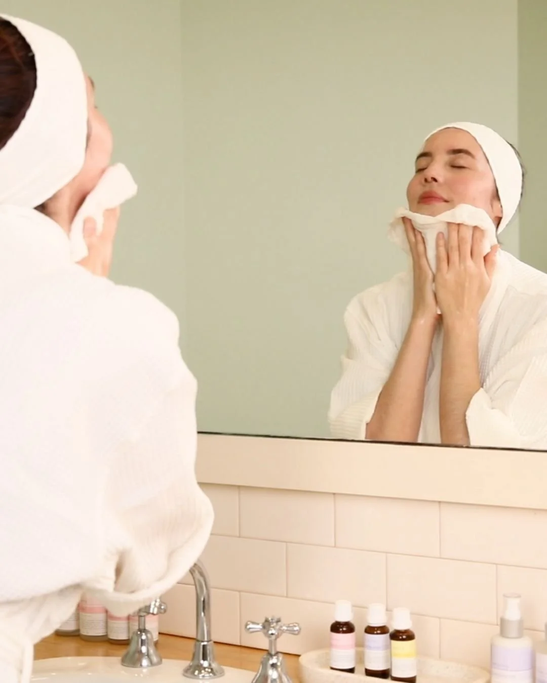 Soaking Drops work beyond surface hydration to support skin comfort and balance.

The lightweight botanical concentrate helps replenish moisture, calm sensitivity and restore softness, allowing skin to feel soothed, supple and quietly resilient over 