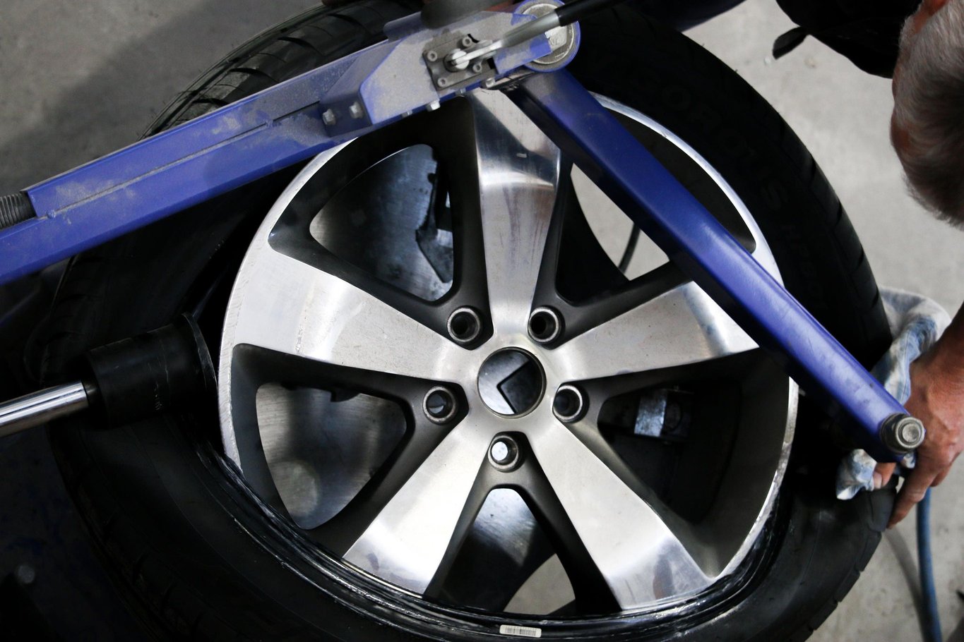 Taking Tyre off Rim.jpg