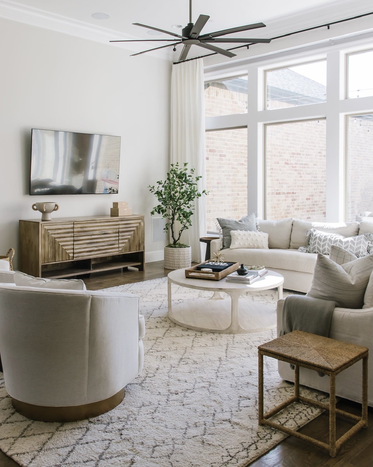 Neutral Living Room that Pops by House Sprucing 5.jpg
