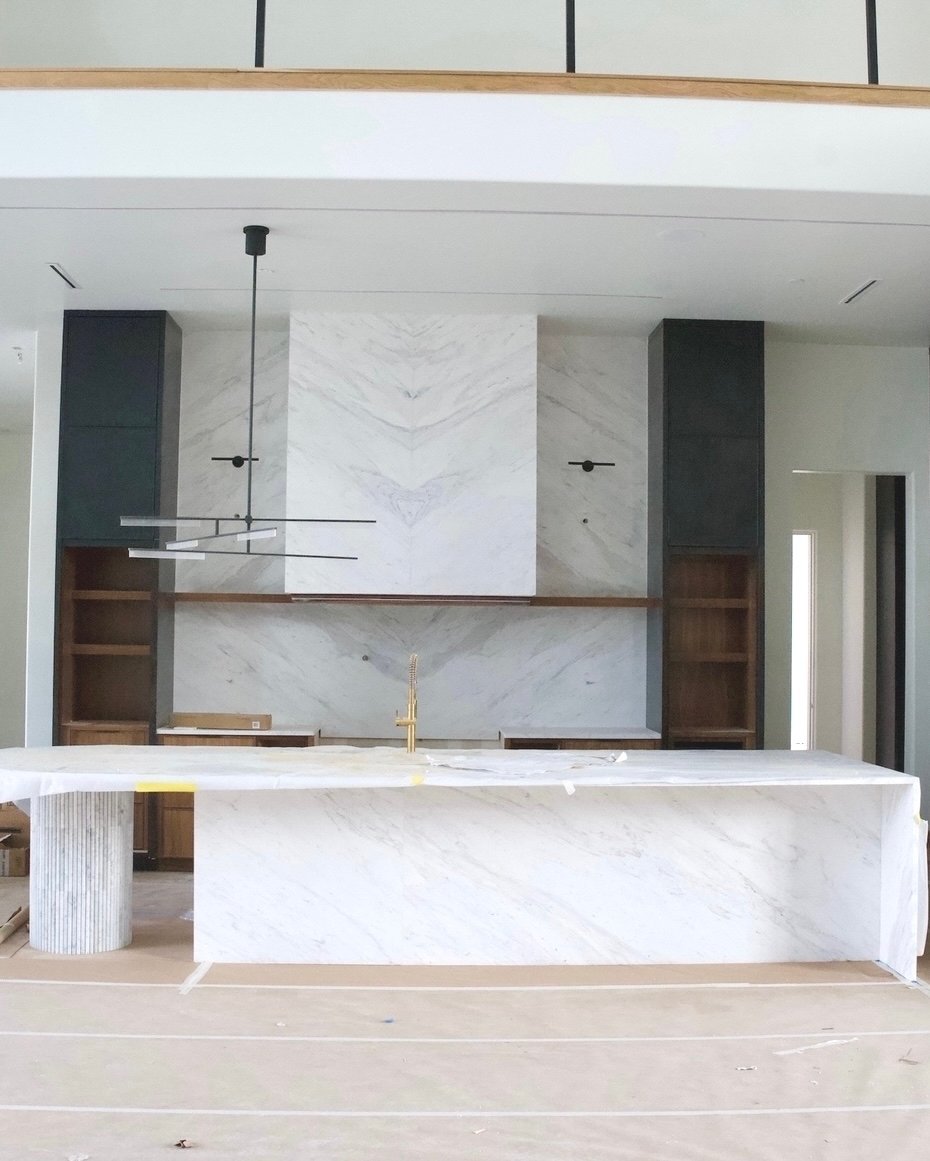 Keeping the project updates coming! The #HSDrakeProject is looking absolutely stunning and we are so excited to share how beautiful all the details are coming together. The unique light fixtures, textured millwork, incredible @chandlercabinets cabine