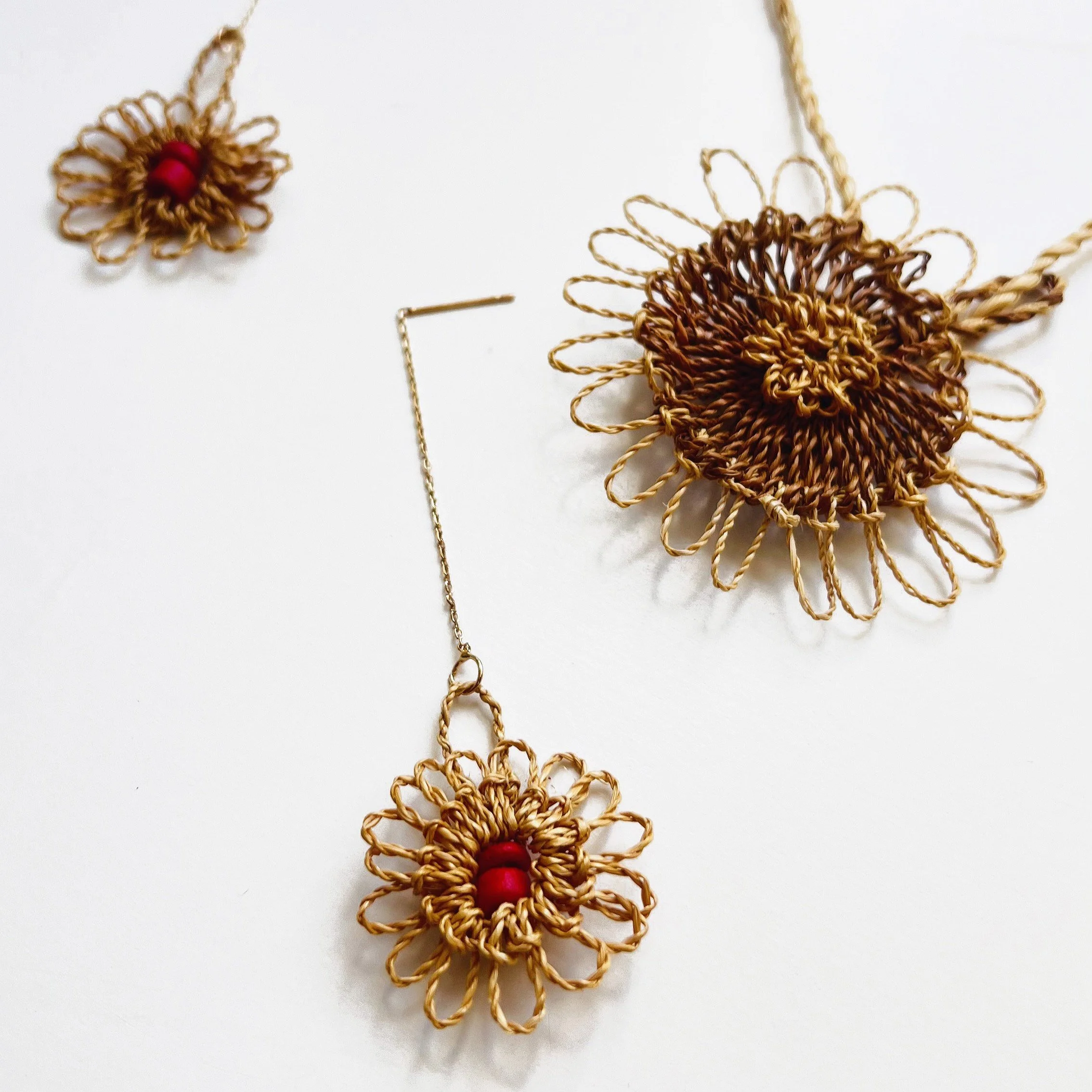 HOW TO: ROSETTE MIT NADELRÖSLI-RAND