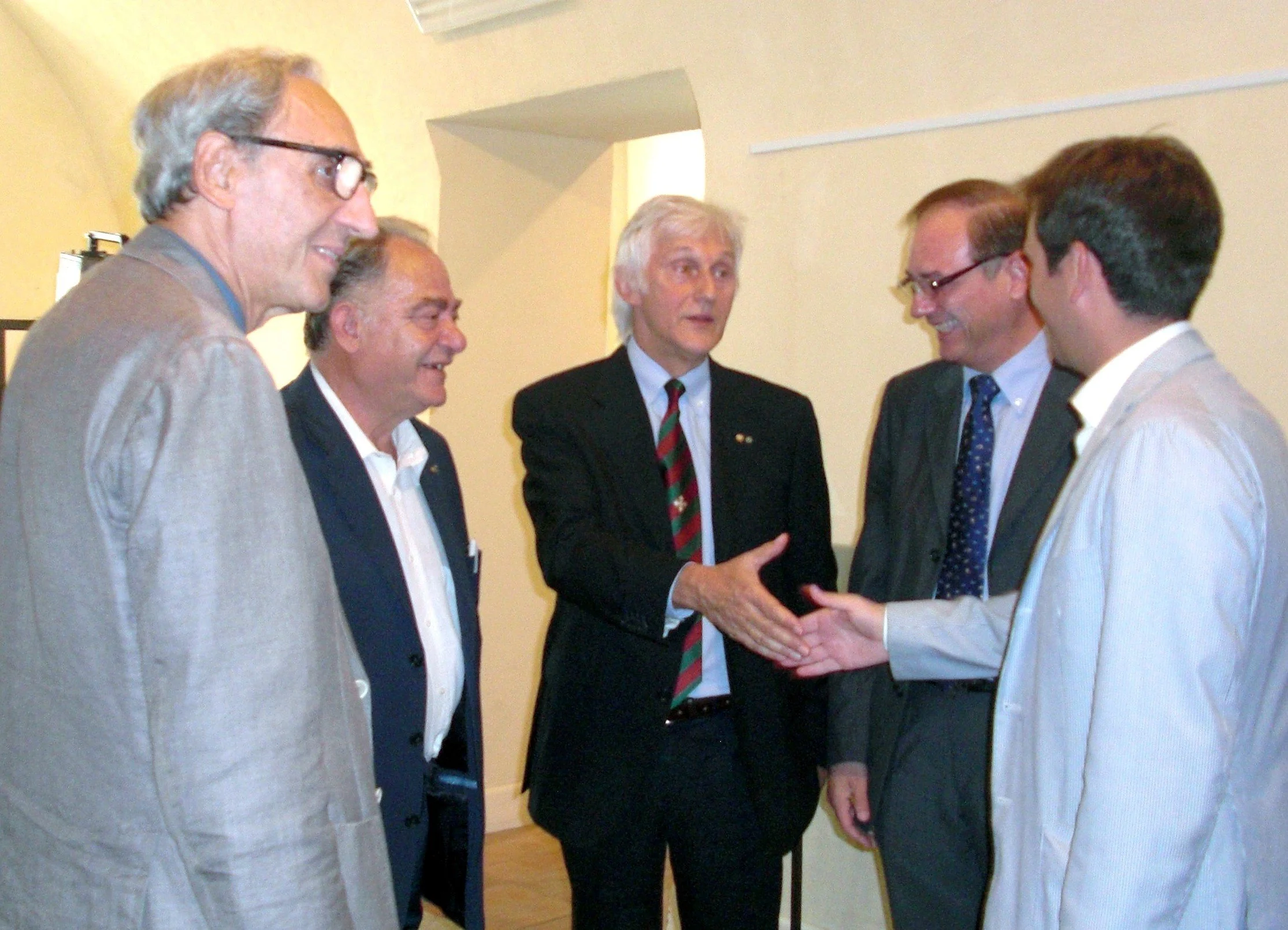 50-	Da sinistra: l’artista Franco Battiato; Giuliano Allegri, Professore emerito cattedra di Tecniche Incisorie presso l’Accademia di Belle Arti di Firenze; Giuseppe Frascaroli; lo Storico e Critico d’Arte Giosuè Allegrini e il Sindaco di Pavia Aless