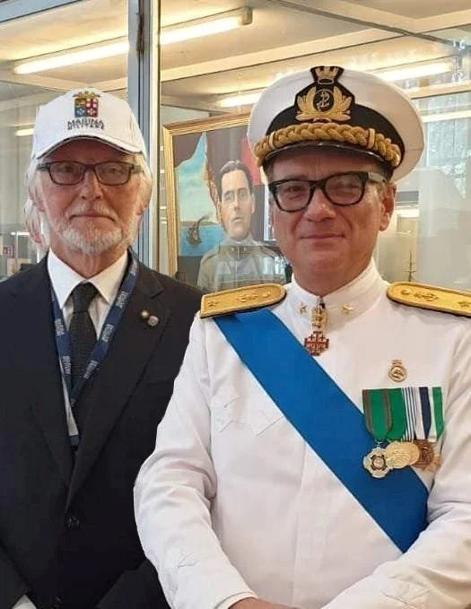 116 - Con l'Ammiraglio Giosuè Allegrini al Museo tecnico navale di La Spezia, dove è conservato un mio dipinto ritraente il comandante Raffaele Rossetti, Medaglia d'Oro al Valor Militare (parzialmente visibile alle nostre spalle)