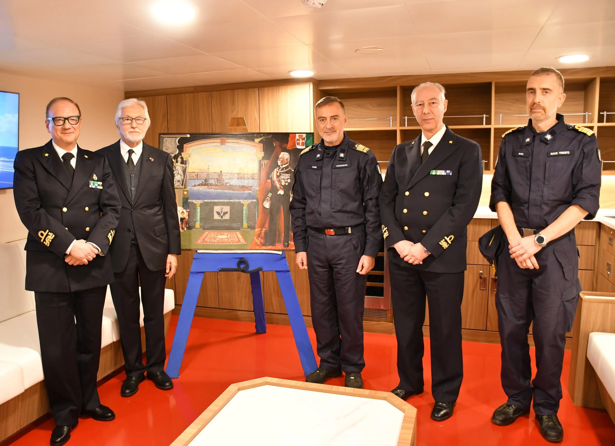 131 – 6 dicembre 2024, sulla nave Trieste. Insieme a me: (da destra nella foto) il Comandante della Nave Trieste, Capitano di Vascello Francesco Marzi; l’Ammiraglio Paolo Scatizzi, Capo progettista della nave; l’Ammiraglio di Squadra Enrico Credendin