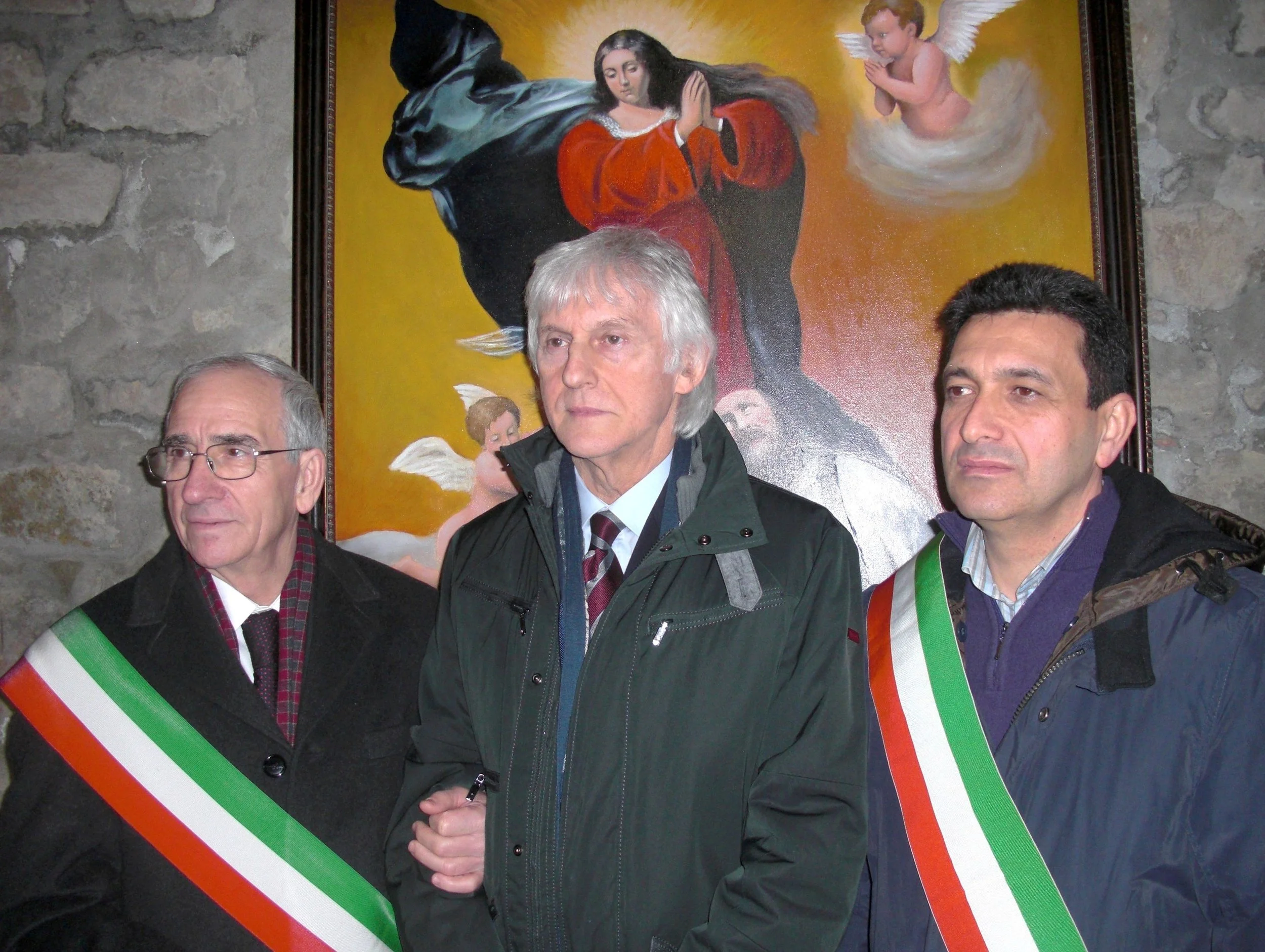 96-	Con il Sindaco di Ponte Nizza Mario Domenichetti e il Sindaco di Ortovero davanti al mio dipinto “Estasi di Frate Ave Maria” collocato nella cripta dell’Eremo di Sant’Alberto di Butrio dove sono le sue spoglie