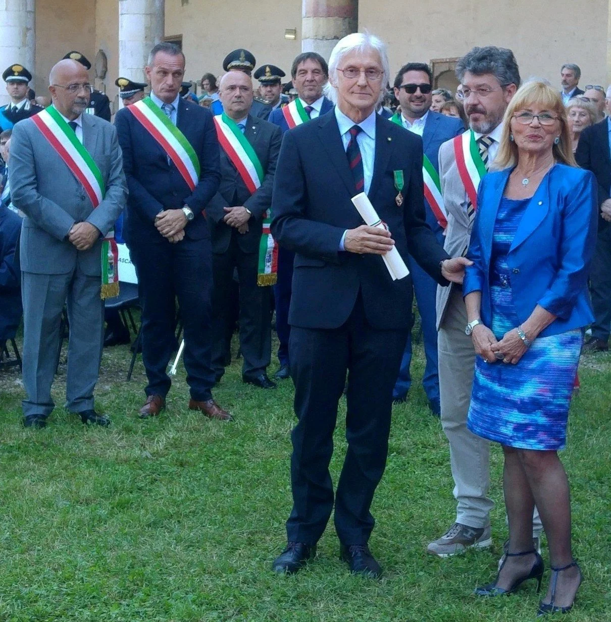 89-	Pavia, 2 giugno 2019, Festa della Repubblica: mentre ricevo dal Prefetto di Pavia, S. Ecc. Dott.ssa Silvana Tizzano la prestigiosa Onorificenza di “Ufficiale dell’Ordine al Merito della Repubblica Italiana”. L’onorificenza mi è stata conferita da