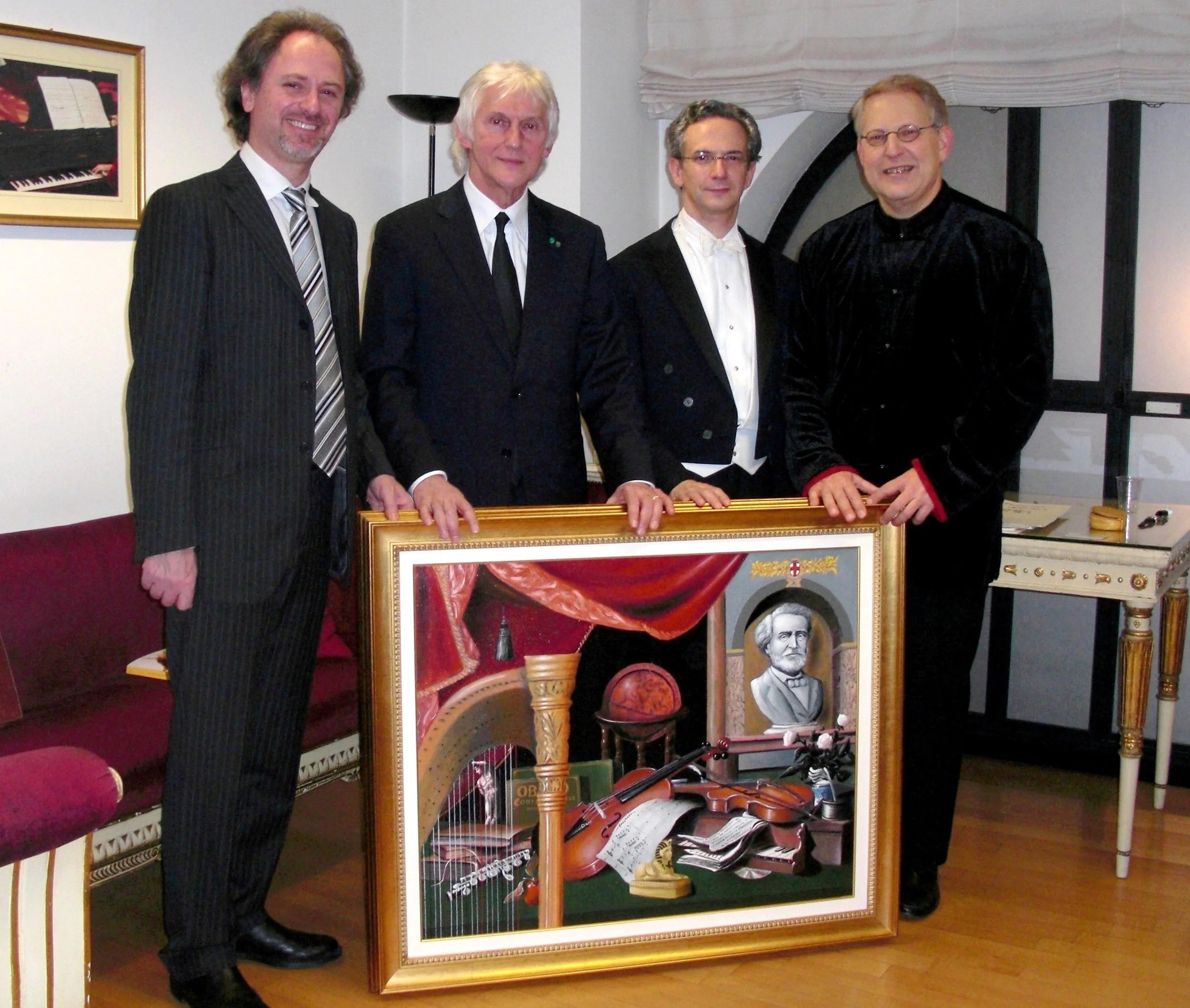 81-	16 dicembre 2013: consegna da parte di Frascaroli della sua opera pittorica “Omaggio a Giuseppe Verdi”. Da sinistra: il Direttore d’Orchestra Alessandro Ferrari; Frascaroli; il Direttore d’Orchestra Fabio Luisi; il Direttore d’Orchestra Shlomo Mi