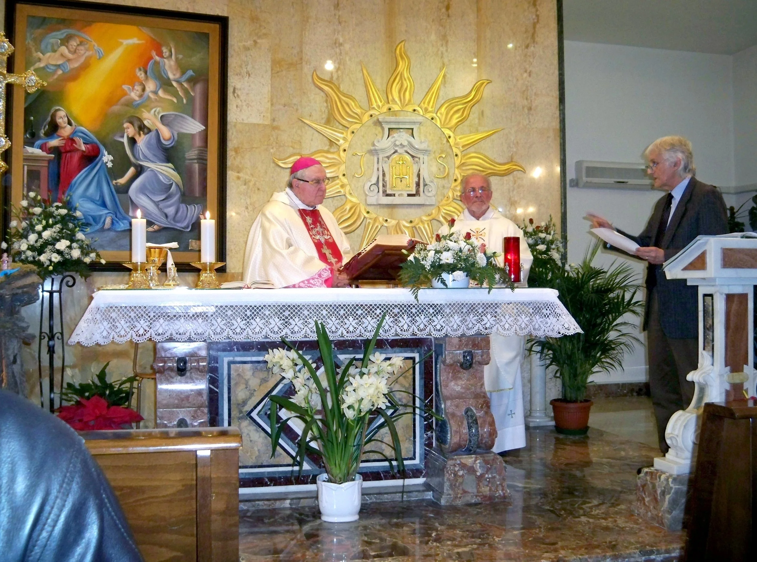 36-	Collocazione dell’opera “L’Annunciazione” nella chiesa dell’Ospedale di Varzi (PV). Benedizione del quadro il 23 dicembre 2010 da S. Ecc. Mons. Martino Canessa, Vescovo di Tortona