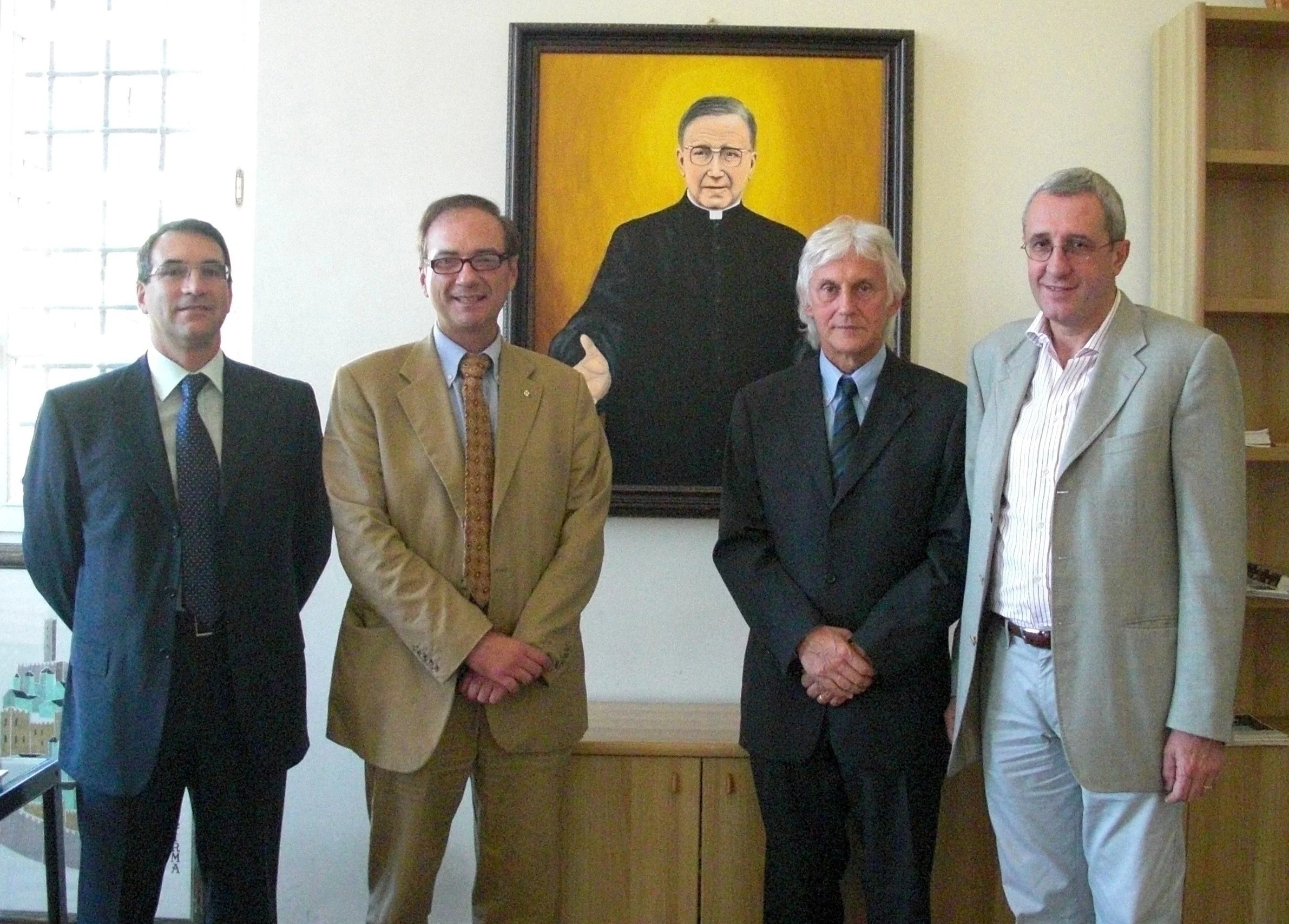51-	Genova, Residenza Universitaria Delle Peschiere: davanti alla mia opera pittorica raffigurante San Josemaría Escrivá de Balaguer con, da sinistra il Capitano di Vascello Roberto Dattola Direttore dell’Ufficio Tecnico Marina Militare di Genova; il