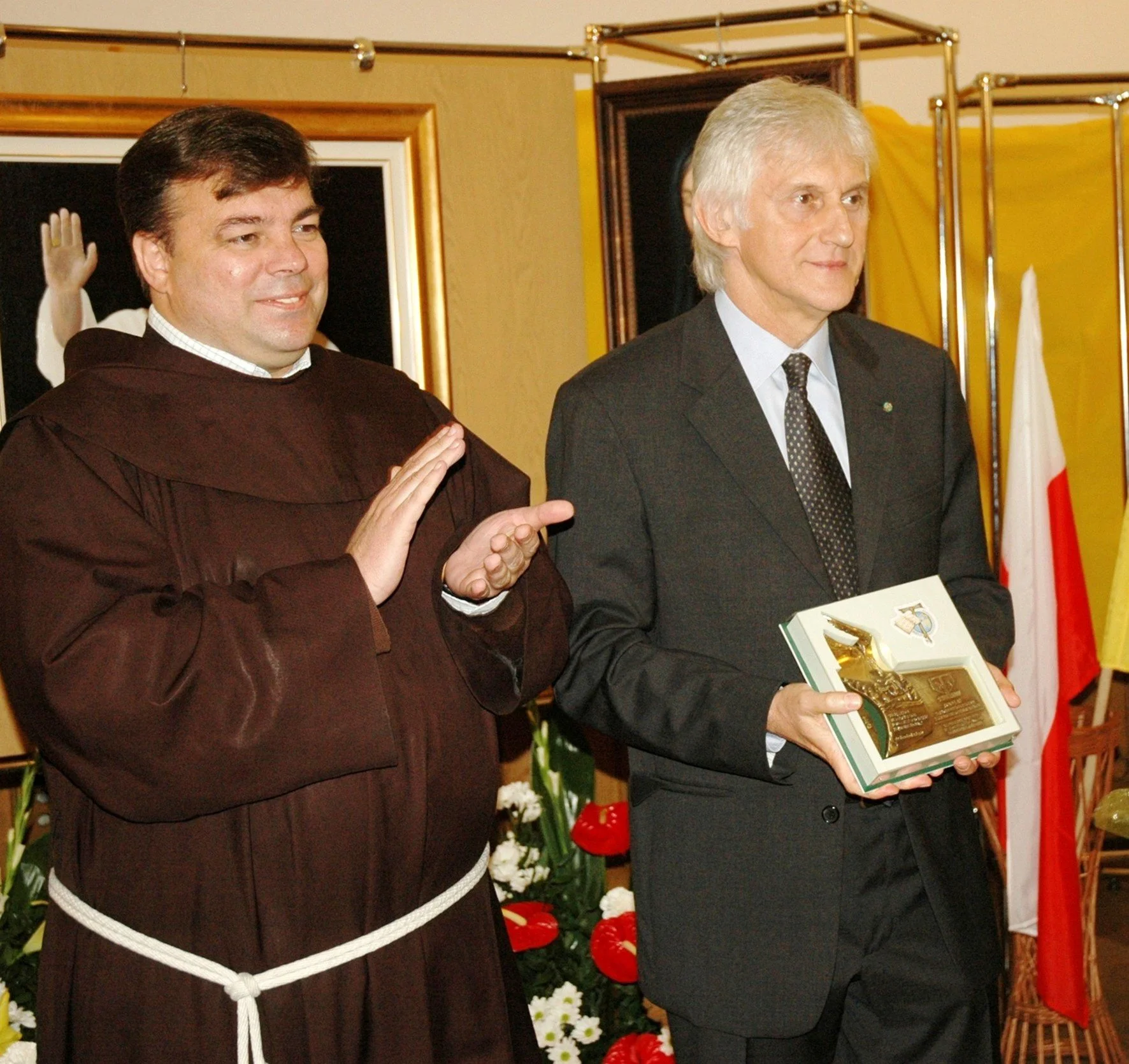 43-	Cracovia (Polonia): mentre ricevo la Targa onorifica dal Ministro Provinciale dei Frati Francescani fra Nikodem Gdyk, OFM, al termine della mostra al convento di San Casimiro, sede della Provincia M.B. Anielskiej