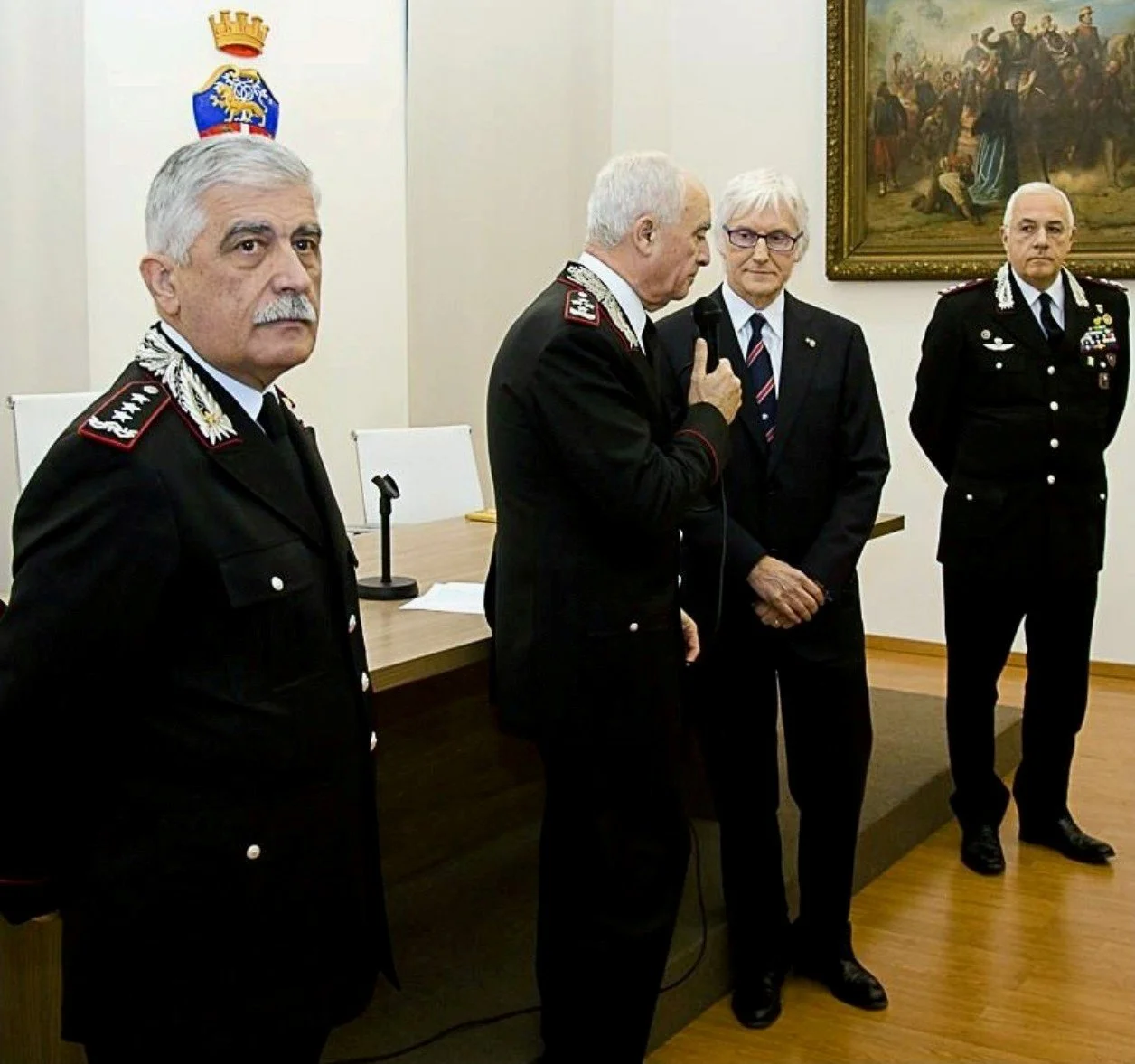 69-	Dicembre 2017: Il Comandante Generale dell’Arma dei Carabinieri, Generale di Corpo d'Armata Tullio Del Sette, mentre mi omaggia di alcuni preziosi libri e manufatti inerenti all'arma dei Carabinieri. A sinistra, il Generale di Corpo d’Armata Ricc