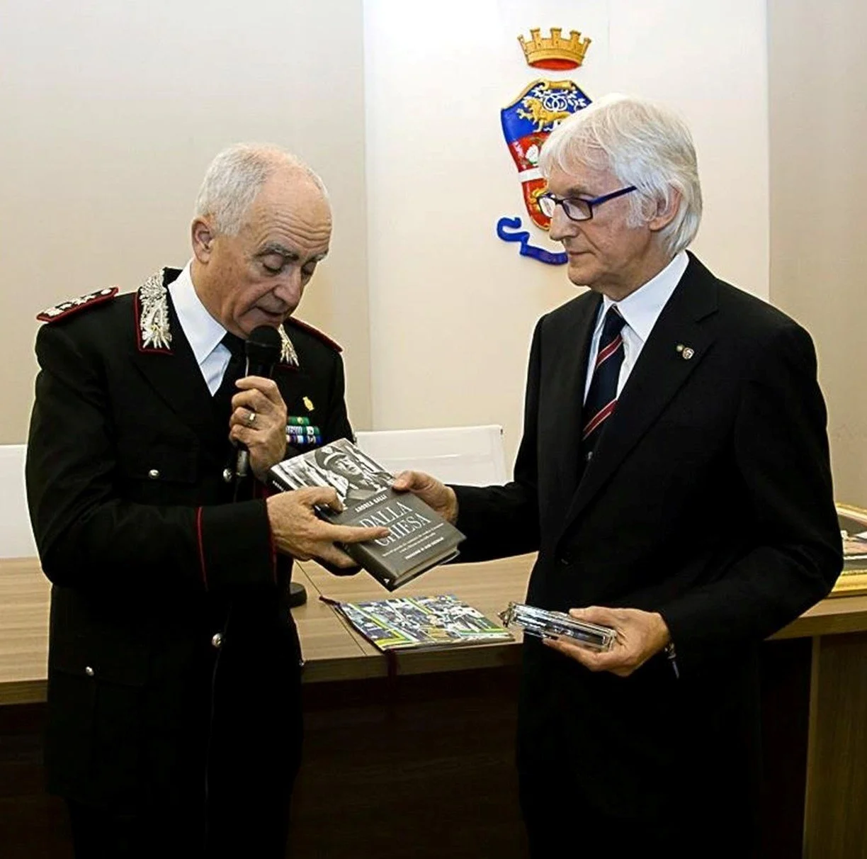 70-	Dicembre 2017: Il Comandante Generale dell’Arma dei Carabinieri, Generale di Corpo d'Armata Tullio Del Sette, mentre mi omaggia di un libro sul Generale Dalla Chiesa