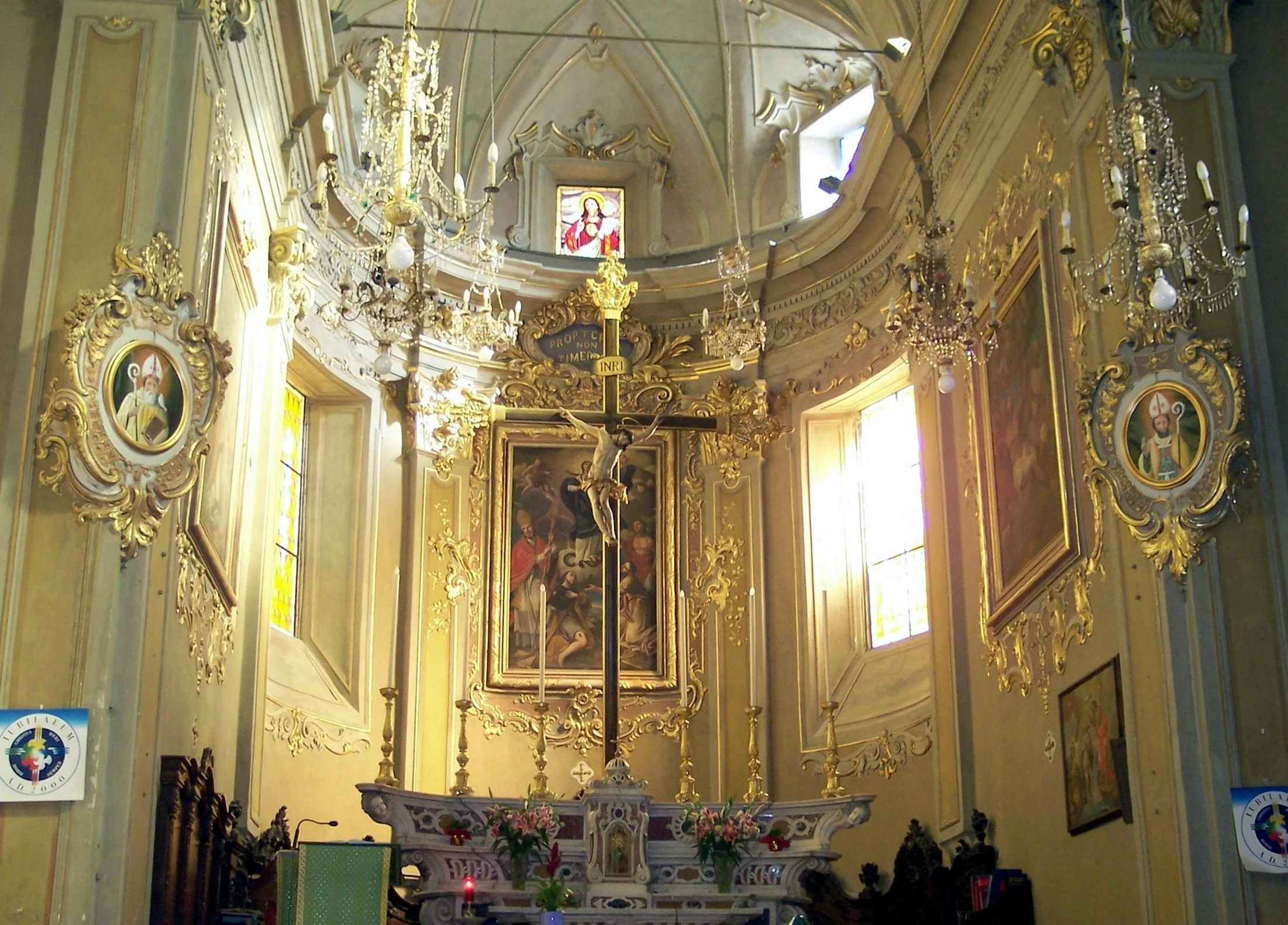 117 - I miei dipinti ovali olio su tela, San Colombano a sinistra e San Marziano a destra, all'interno di bellissime cornici annesse ai piloni che delimitano la cupola del presbiterio della Chiesa di Ottone (Piacenza)