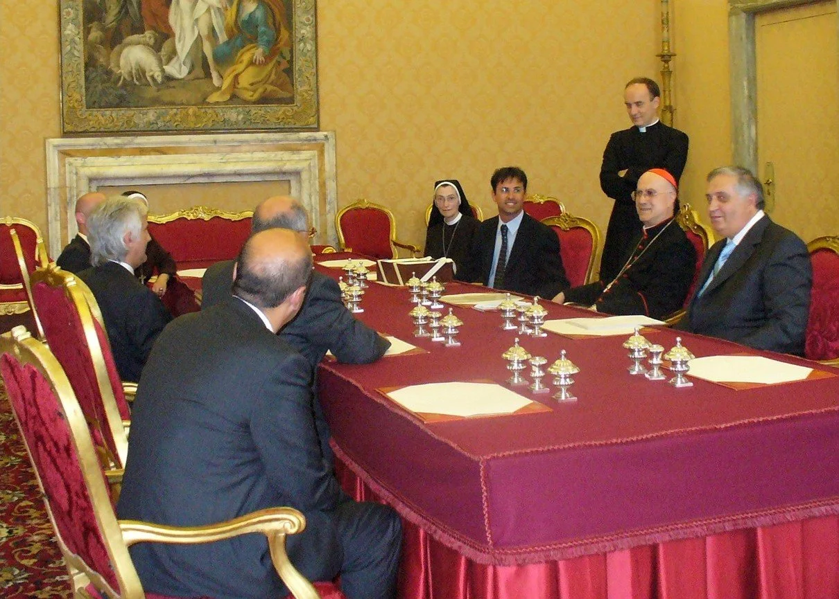 11-	5 giugno 2006: nella Sala dei Concordati in Vaticano con il Segretario di Stato di Sua Santità S. Em. Rev. Cardinale Tarcisio Bertone, per la consegna del ritratto di “San Francesco di Sales”