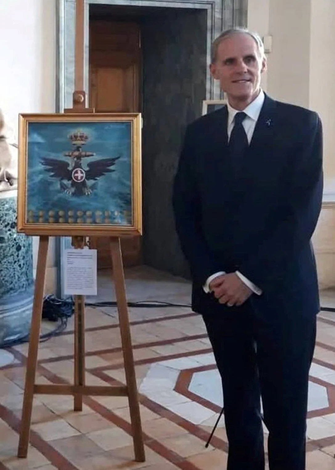 86-	Roma, Palazzo Farnese, 2018: l’Ambasciatore di Francia in Italia S. Ecc. Christian Masset, accanto al mio dipinto diventato patrimonio Artistico di quella Ambasciata        
