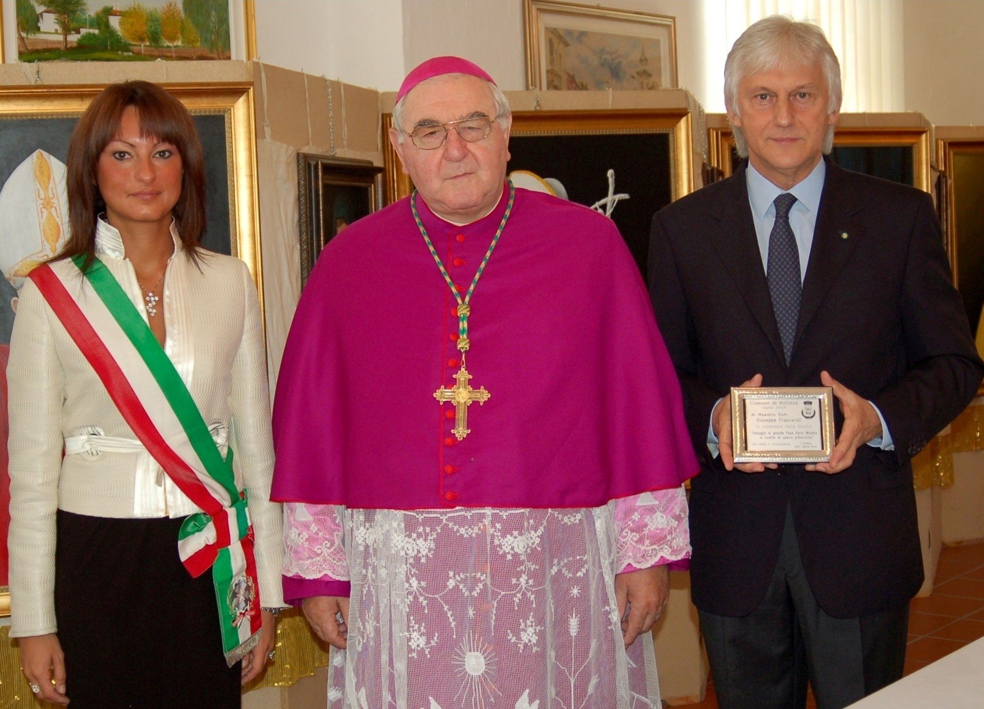 41-	Con il Sindaco di Pizzale dott.ssa Sabina Rossi e il Vescovo di Tortona S. Ecc. Mons. Martino Canessa, durante la consegna della Targa Onorifica dell’Amministrazione Comunale, in occasione della Mostra Personale su Papa Wojtyla